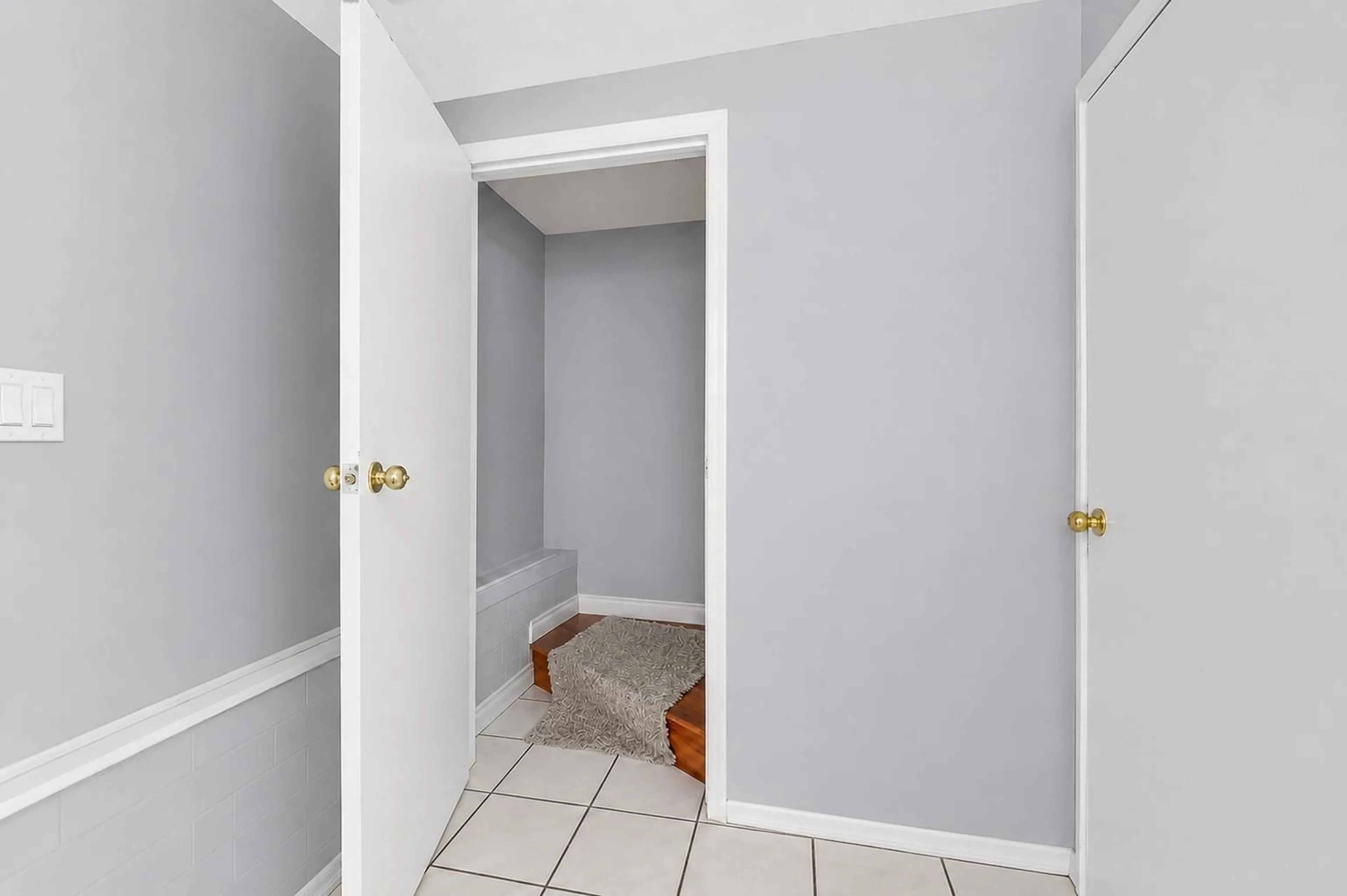 Indoor entryway for 11564 141A STREET, Surrey British Columbia V3R3K5