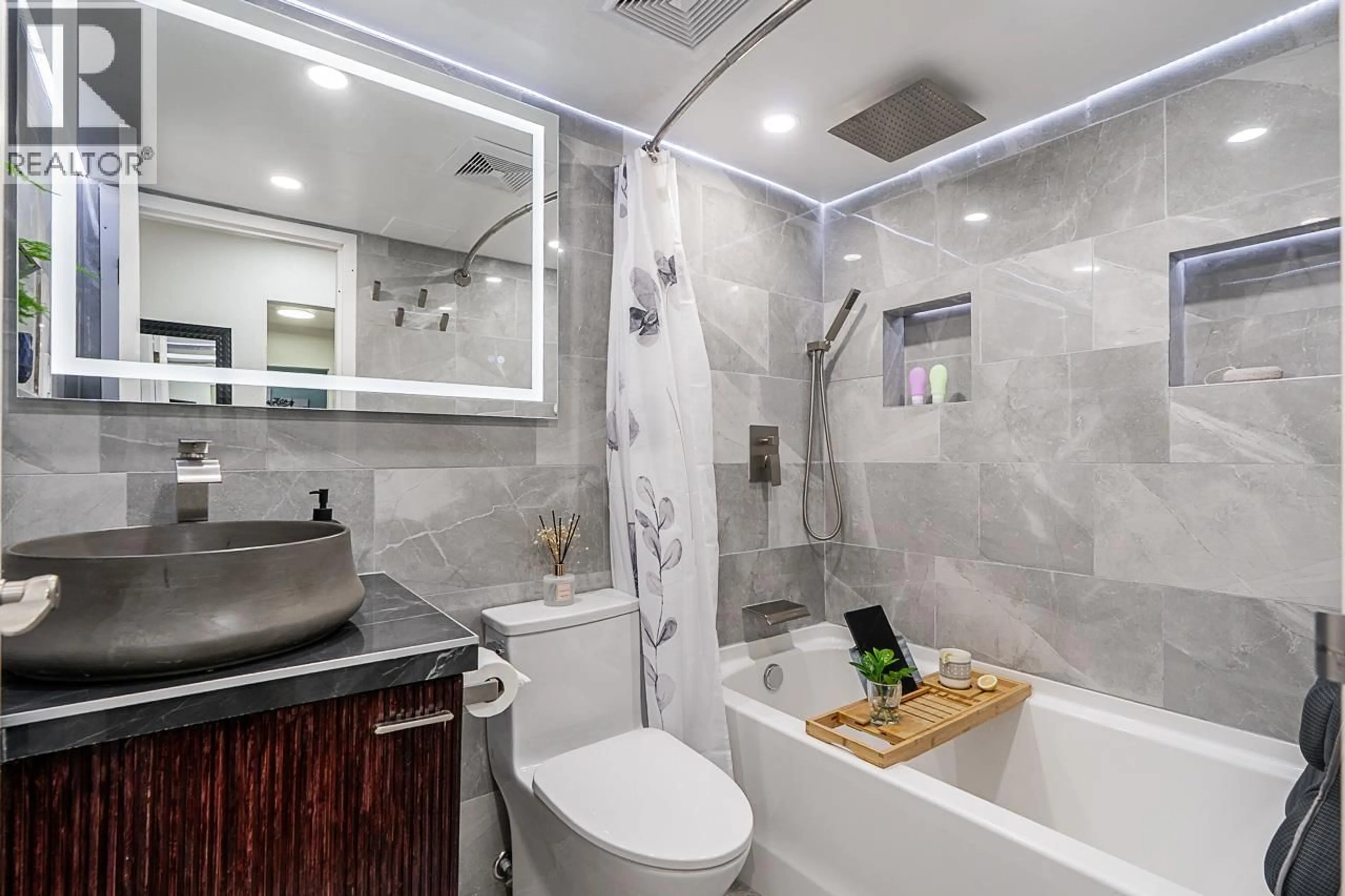 Standard bathroom, ceramic/tile floor for 222 - 3411 SPRINGFIELD DRIVE, Richmond British Columbia V7E1Z1