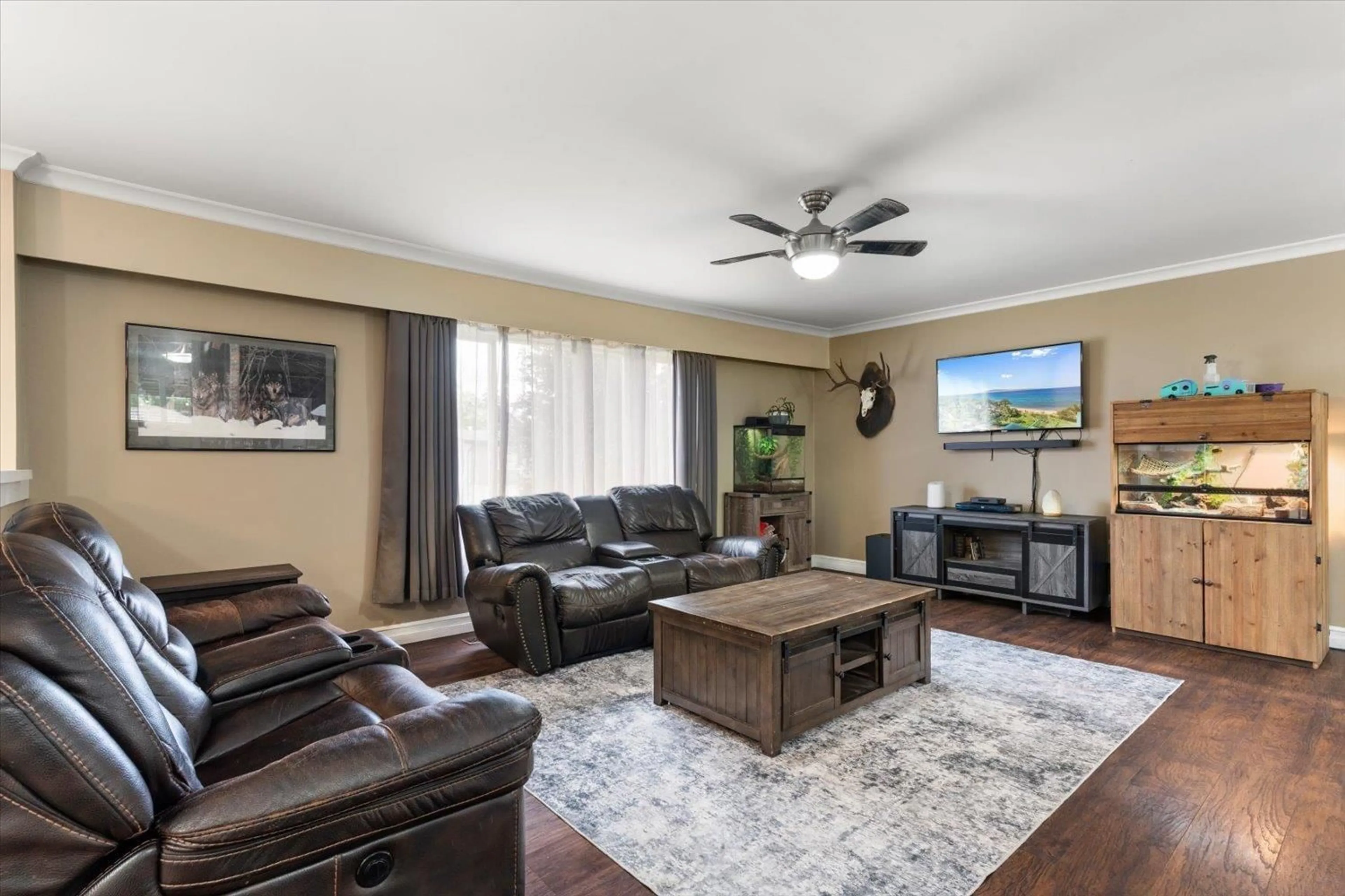 Living room with furniture, unknown for 46533 DARLENE AVENUE, Chilliwack British Columbia V2P6W9