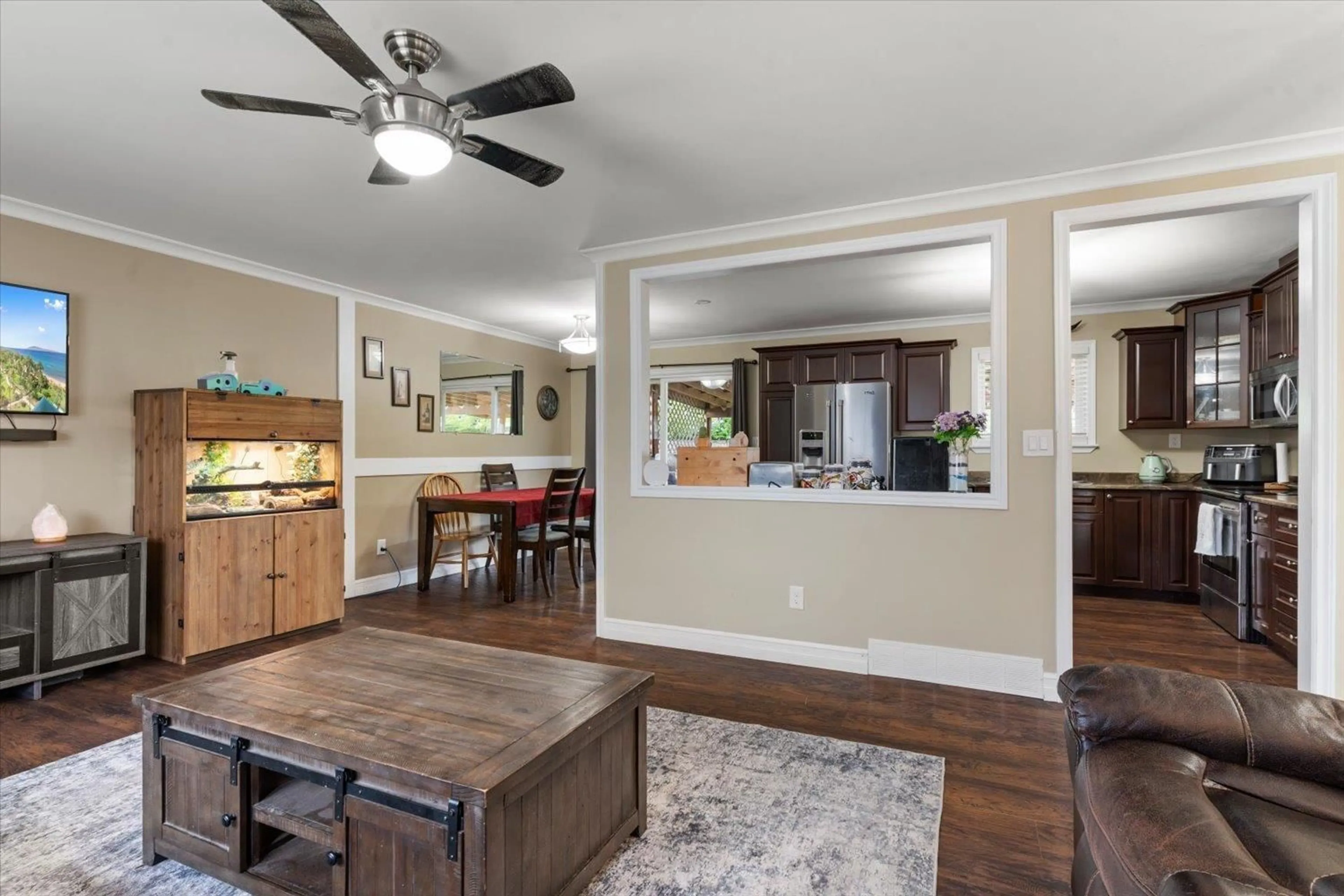 Open concept kitchen, wood/laminate floor for 46533 DARLENE AVENUE, Chilliwack British Columbia V2P6W9