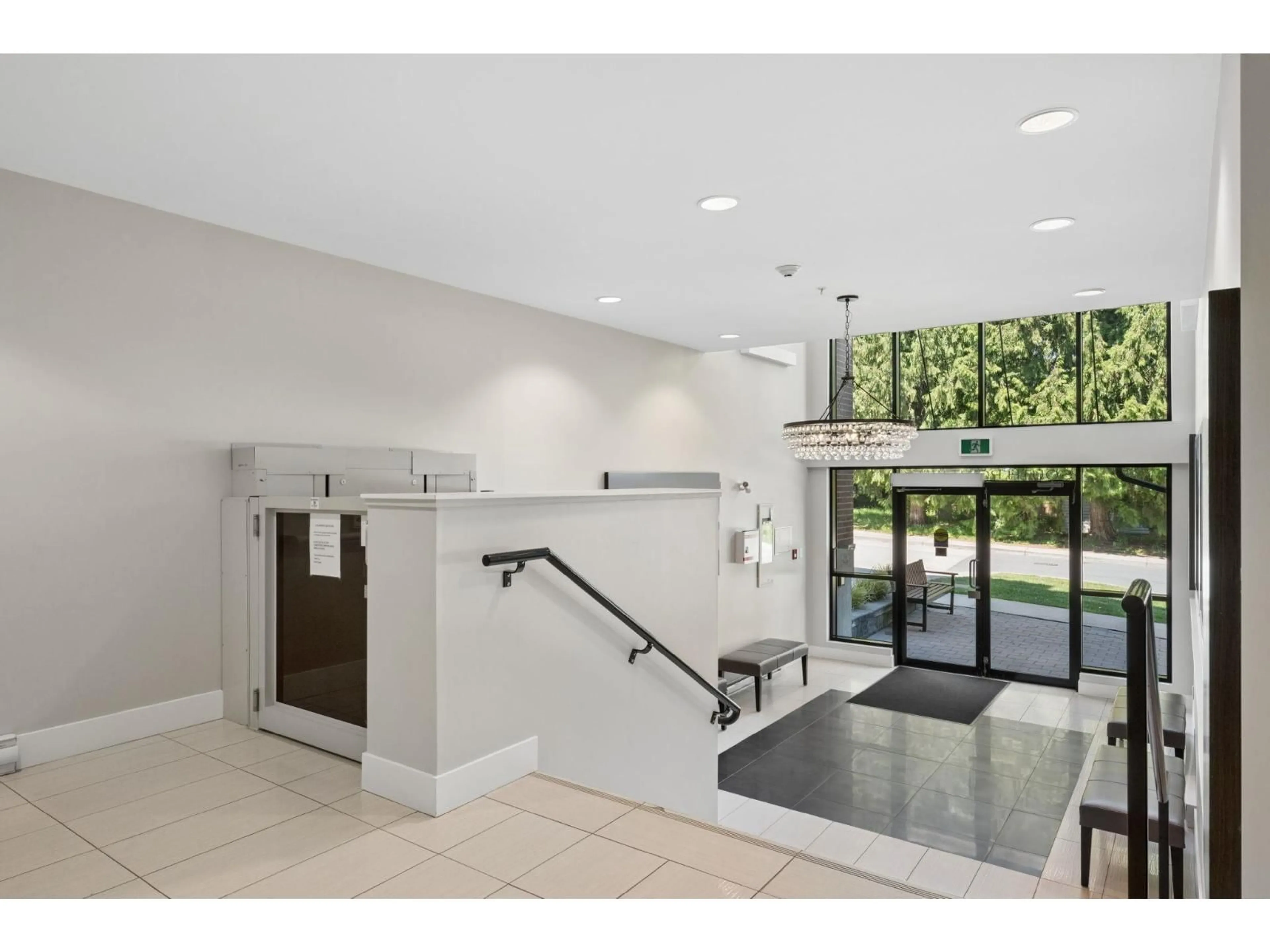 Indoor foyer for 102 - 15188 29A AVENUE, Surrey British Columbia V4P1H1