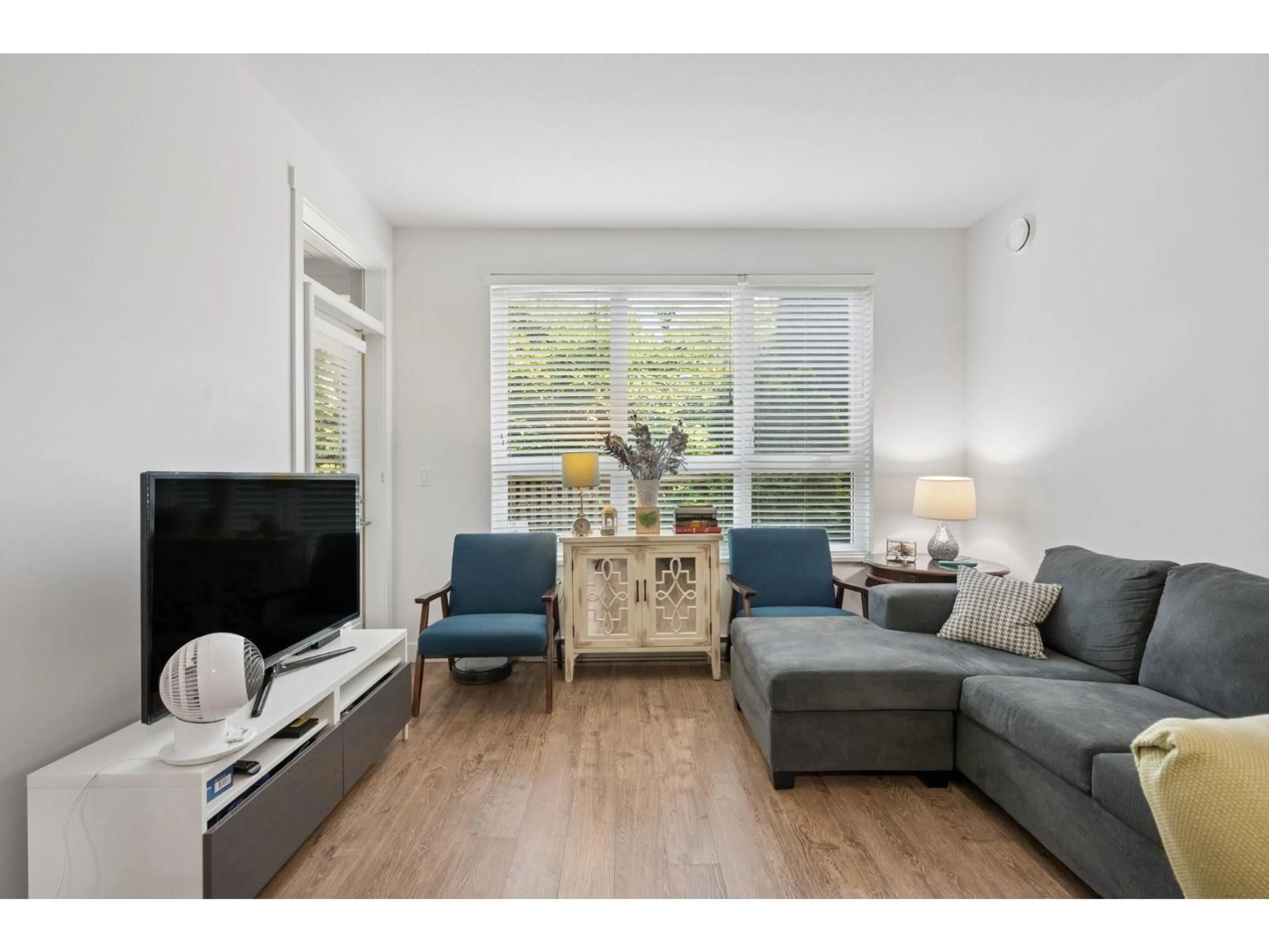 Living room with furniture, wood/laminate floor for 102 - 15188 29A AVENUE, Surrey British Columbia V4P1H1
