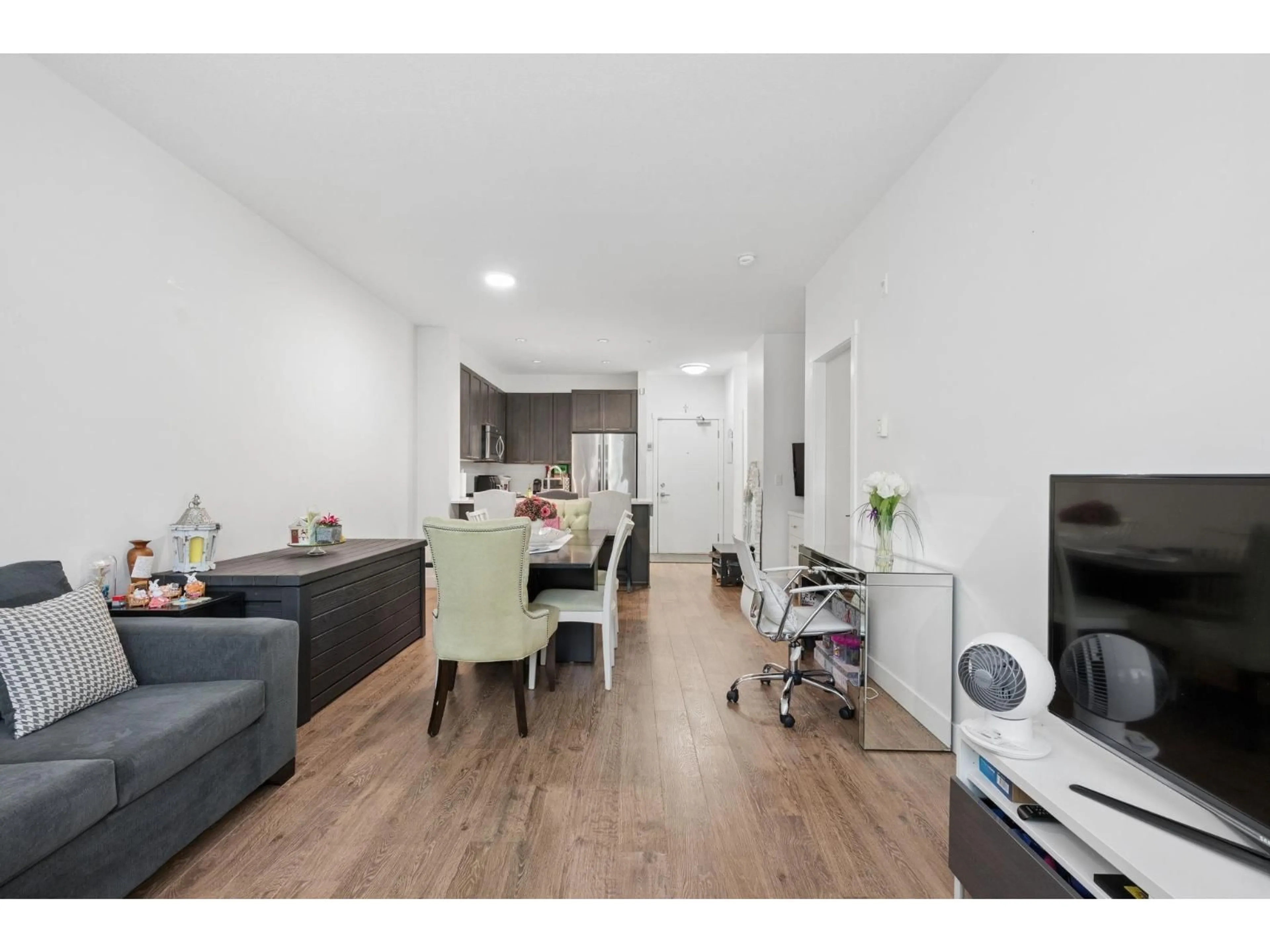 A pic of a room for 102 - 15188 29A AVENUE, Surrey British Columbia V4P1H1