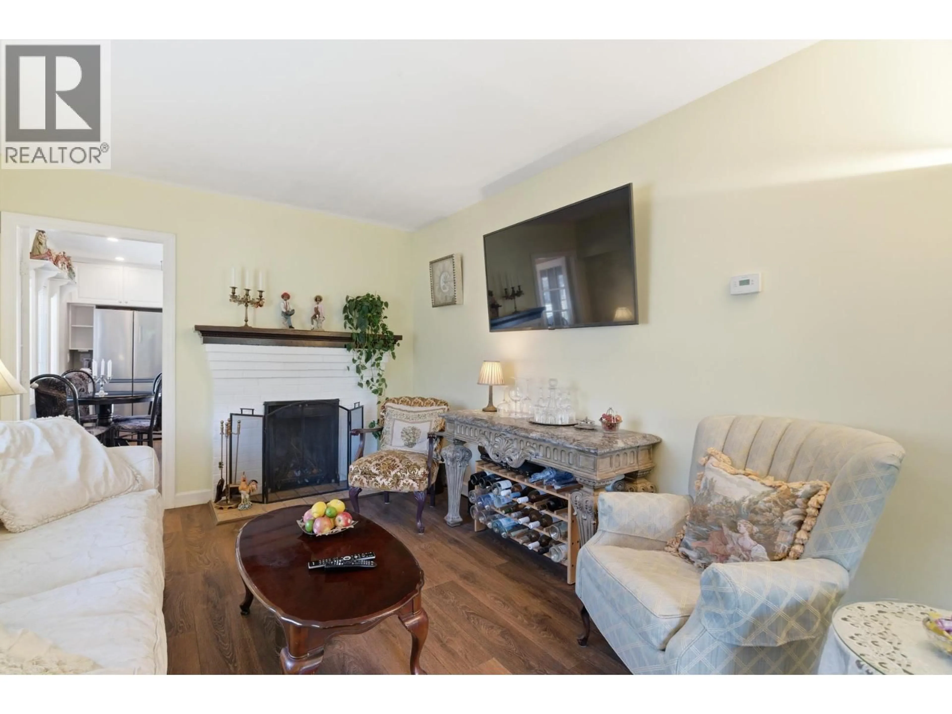 Living room with furniture, wood/laminate floor for 219 38TH AVENUE, Vancouver British Columbia V5W1H3