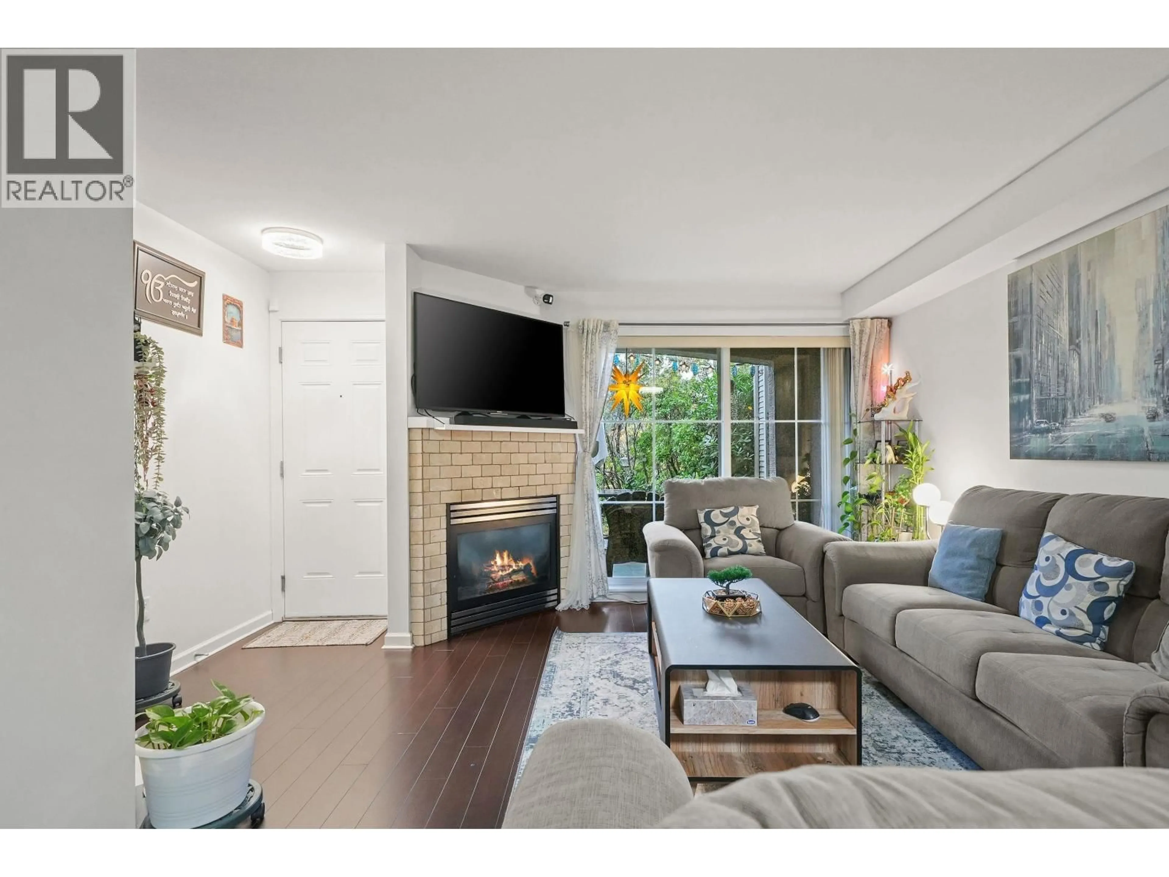 Living room with furniture, wood/laminate floor for 2 - 1383 BRUNETTE AVENUE, Coquitlam British Columbia V3K1G6