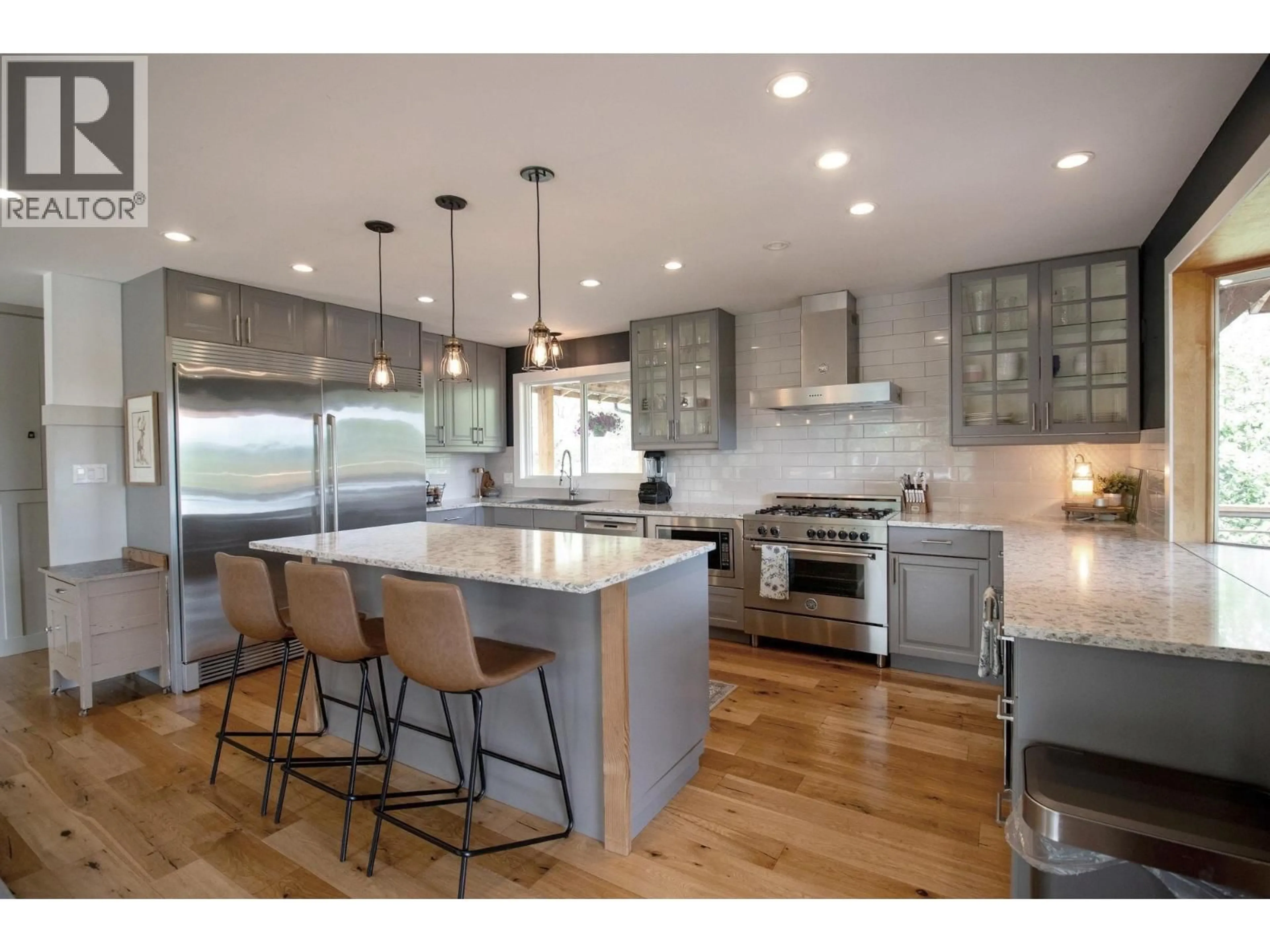 Contemporary kitchen, wood/laminate floor for 13031 271 ROAD, Fort St. John British Columbia V1J8K1