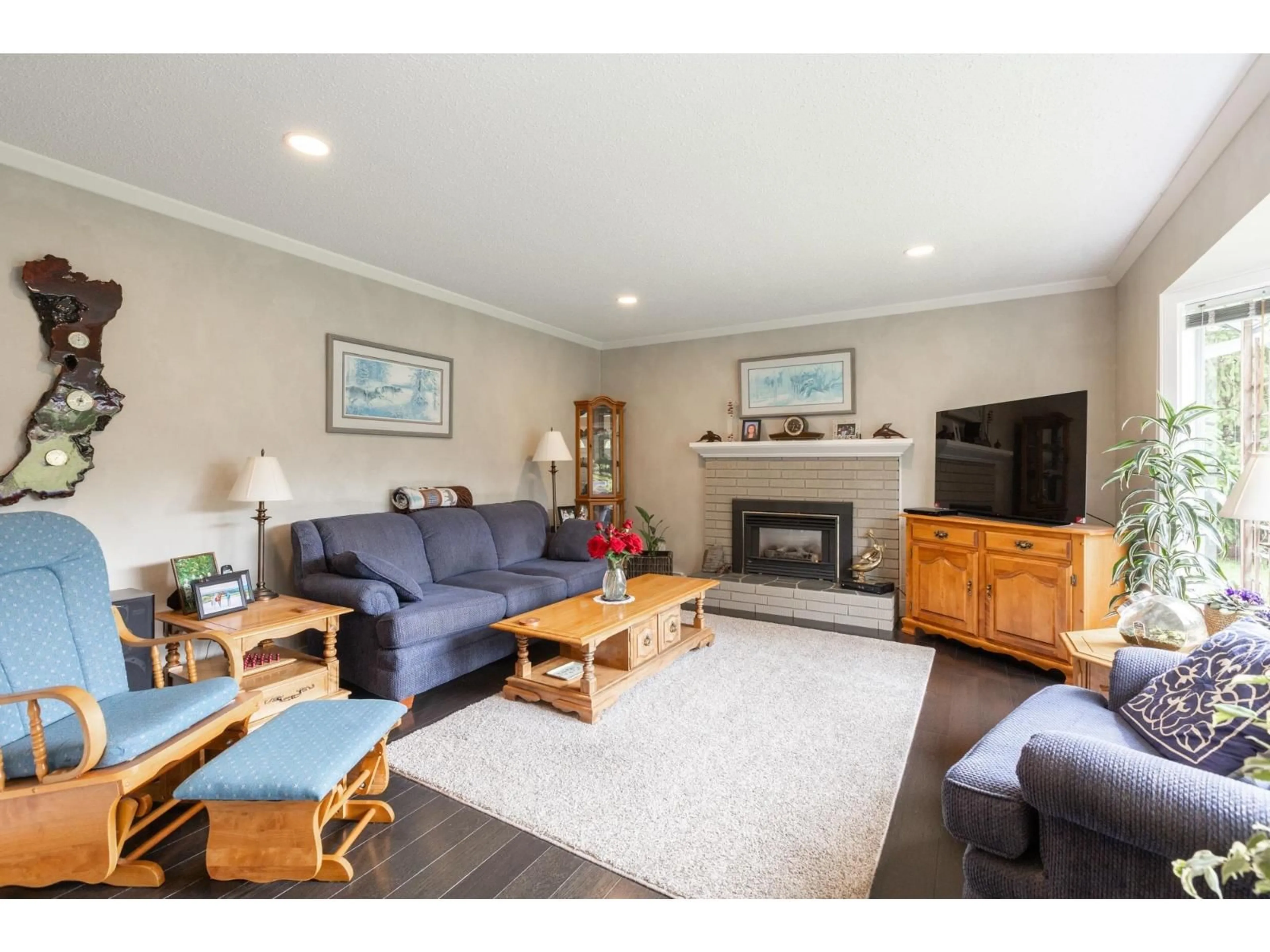 Living room with furniture, unknown for 34559 HURST CRESCENT, Abbotsford British Columbia V2S5B3