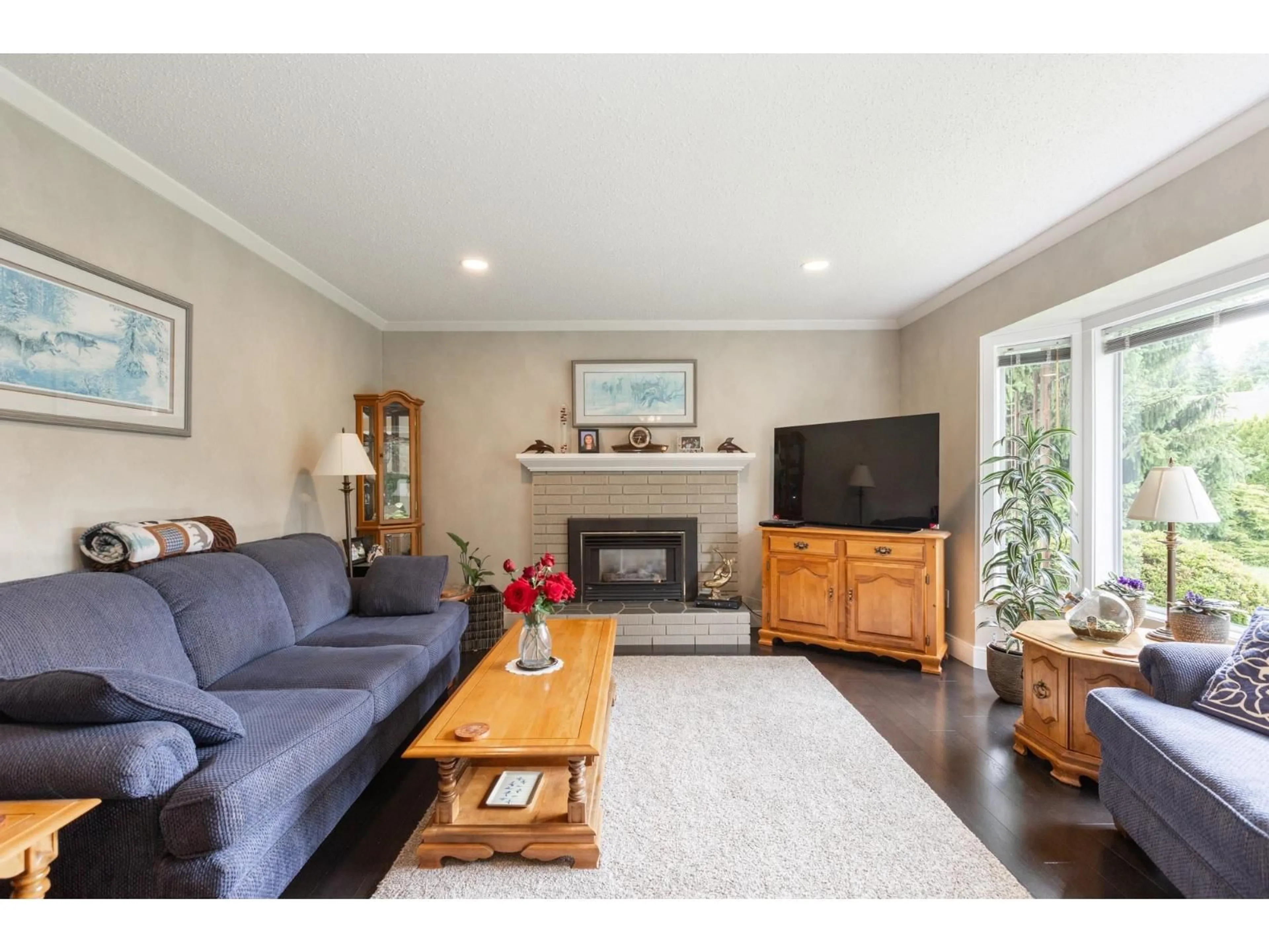 Living room with furniture, wood/laminate floor for 34559 HURST CRESCENT, Abbotsford British Columbia V2S5B3