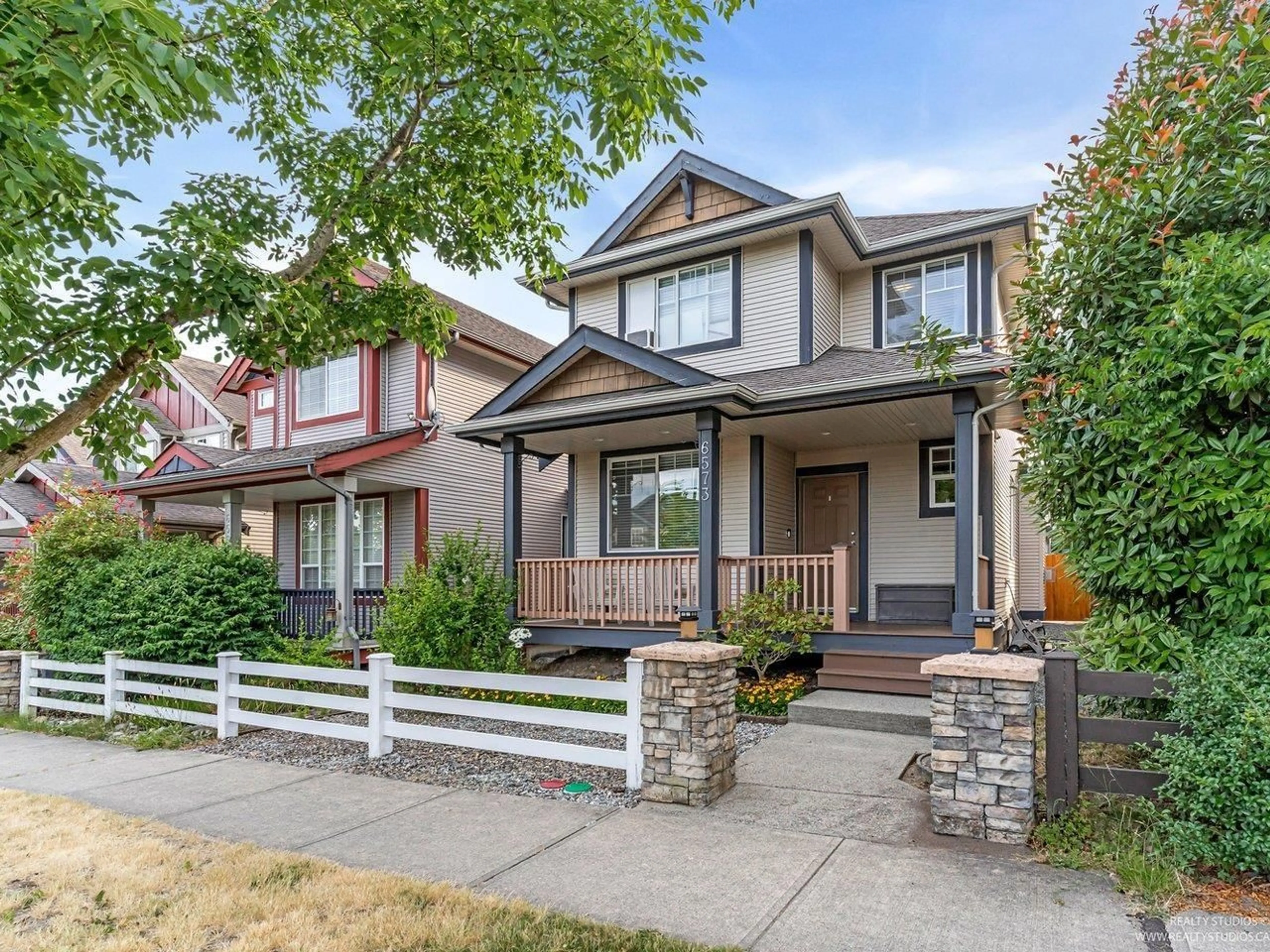 Home with vinyl exterior material, street for 6573 193 STREET, Surrey British Columbia V4N5P9