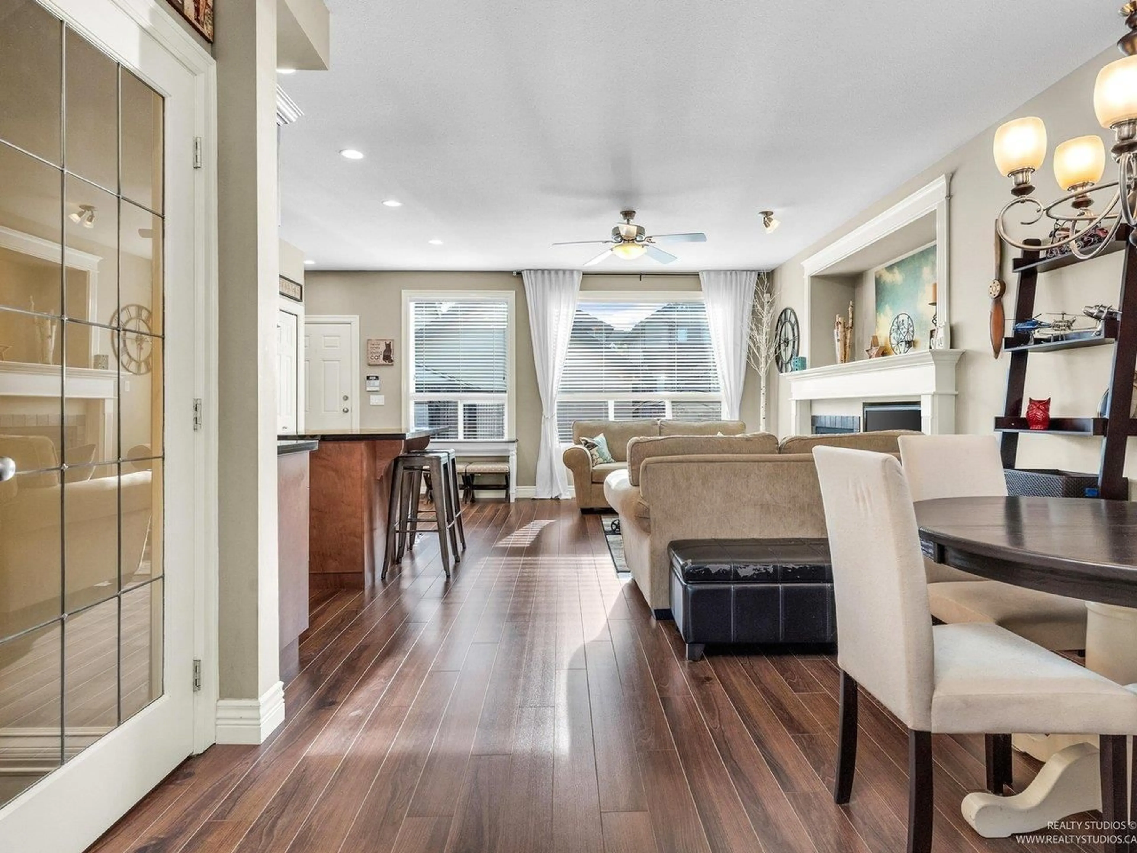Open concept kitchen, wood/laminate floor for 6573 193 STREET, Surrey British Columbia V4N5P9
