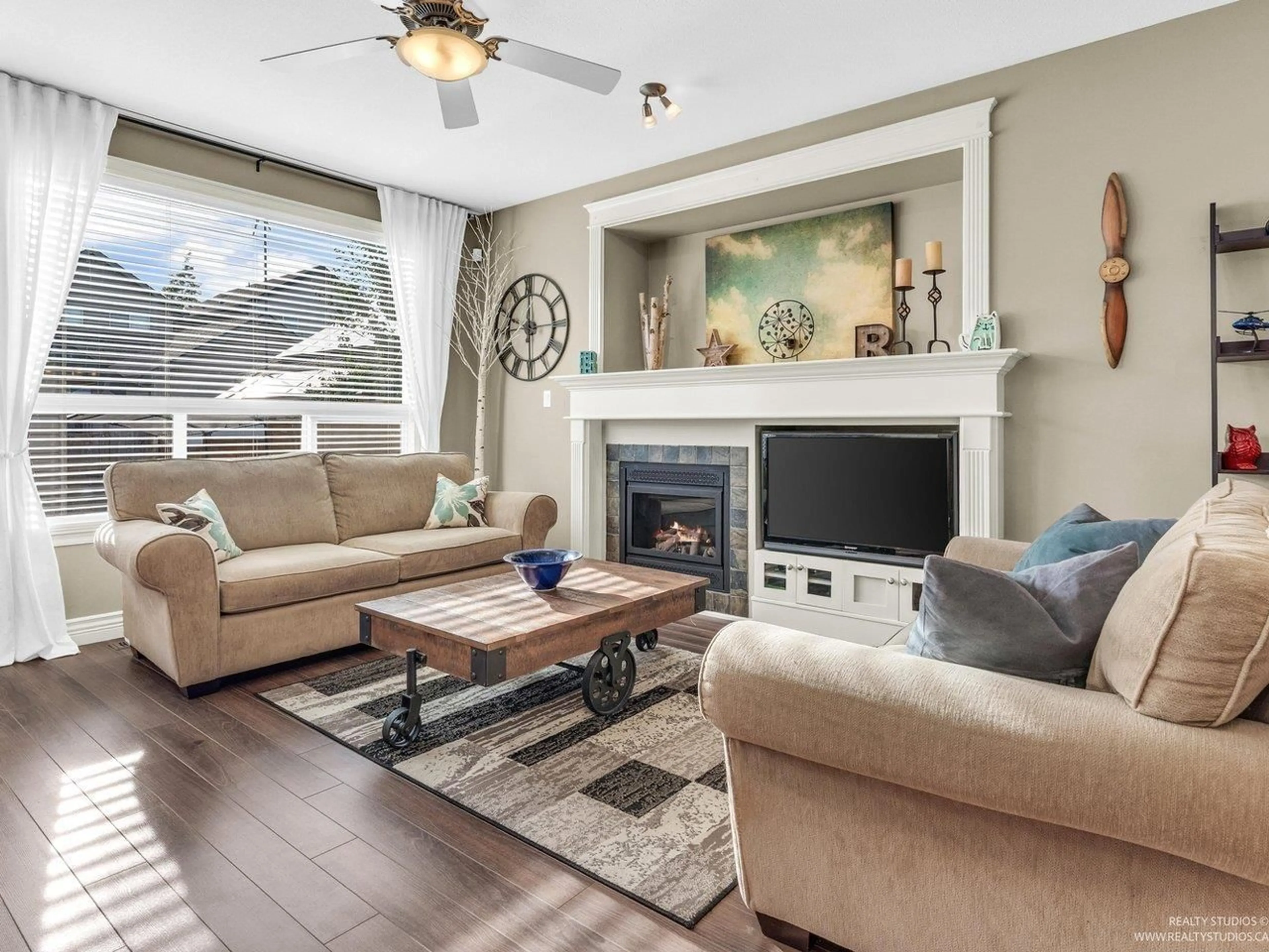 Living room with furniture, wood/laminate floor for 6573 193 STREET, Surrey British Columbia V4N5P9