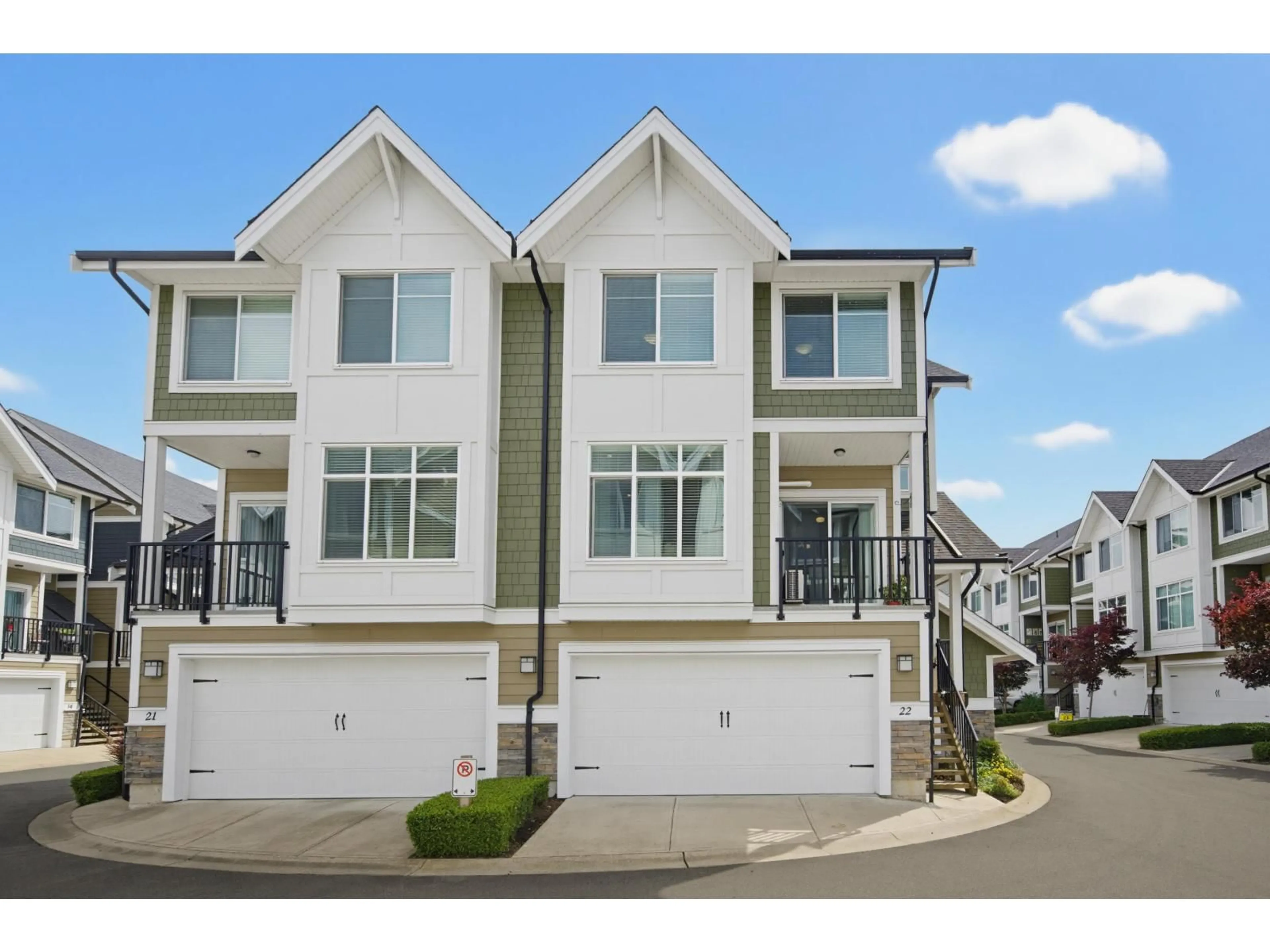 Home with vinyl exterior material, street for 22 - 7374 194A STREET, Surrey British Columbia V4N6P8