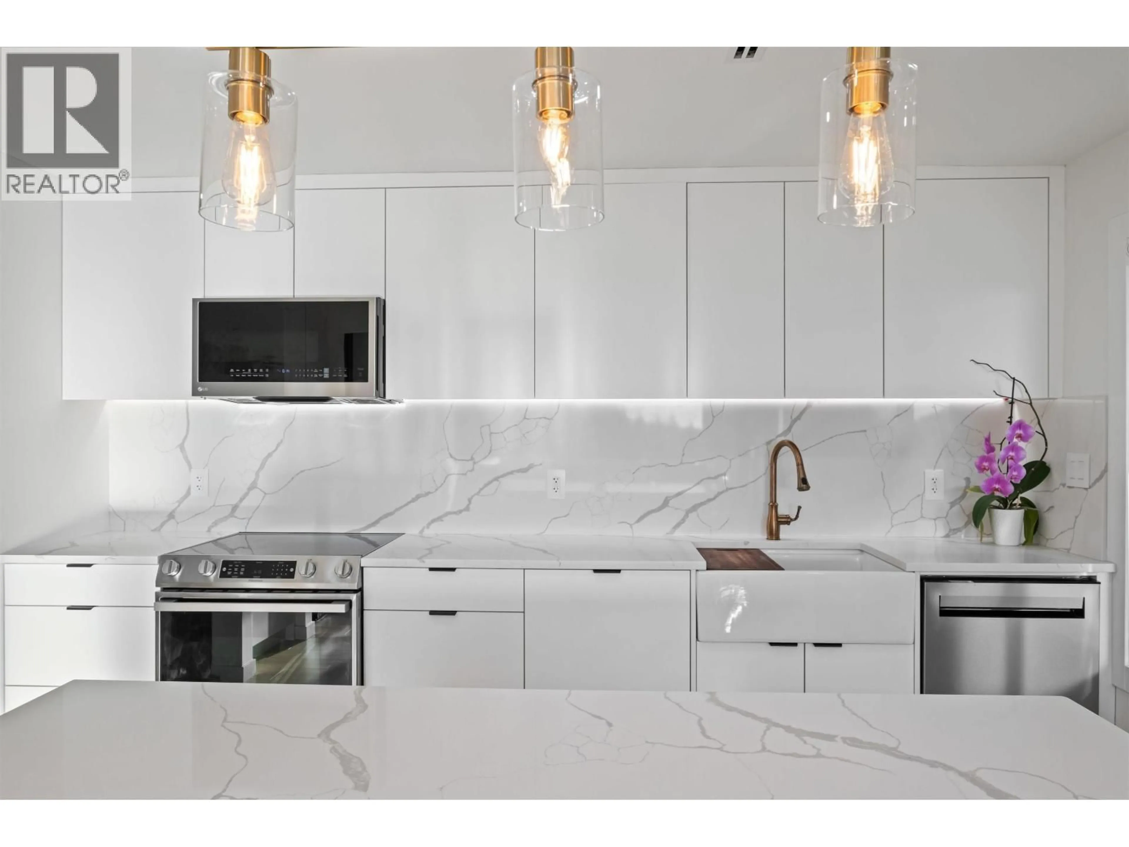 Contemporary kitchen, ceramic/tile floor for 3812 DALKEITH DRIVE, North Vancouver British Columbia V7N3N6