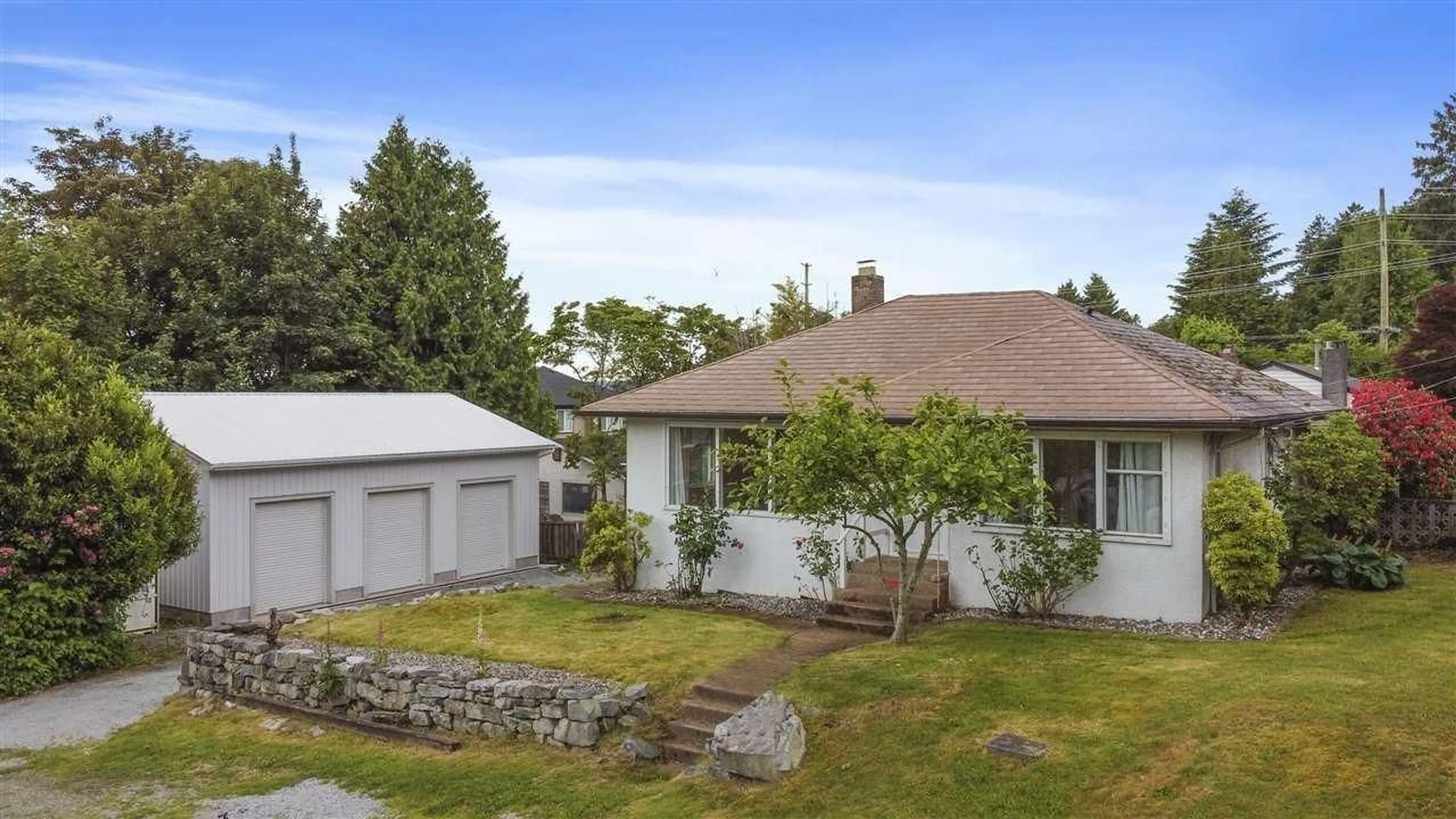 A pic from outside/outdoor area/front of a property/back of a property/a pic from drone, street for 7489 MAPLE STREET, Mission British Columbia V2V3N8