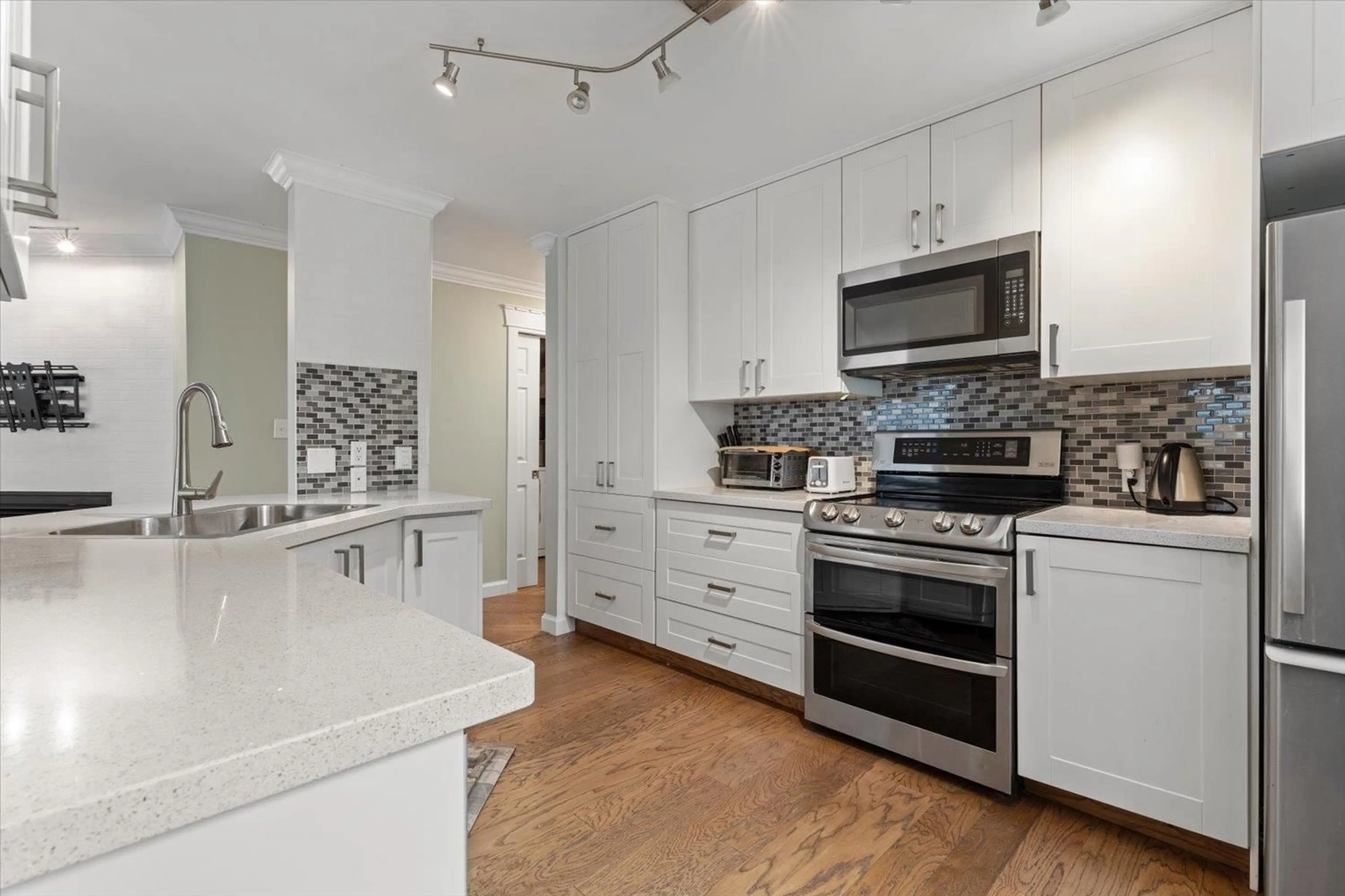 Open concept kitchen, ceramic/tile floor for 303 - 45765 SPADINA AVENUE, Chilliwack British Columbia V2P1T5