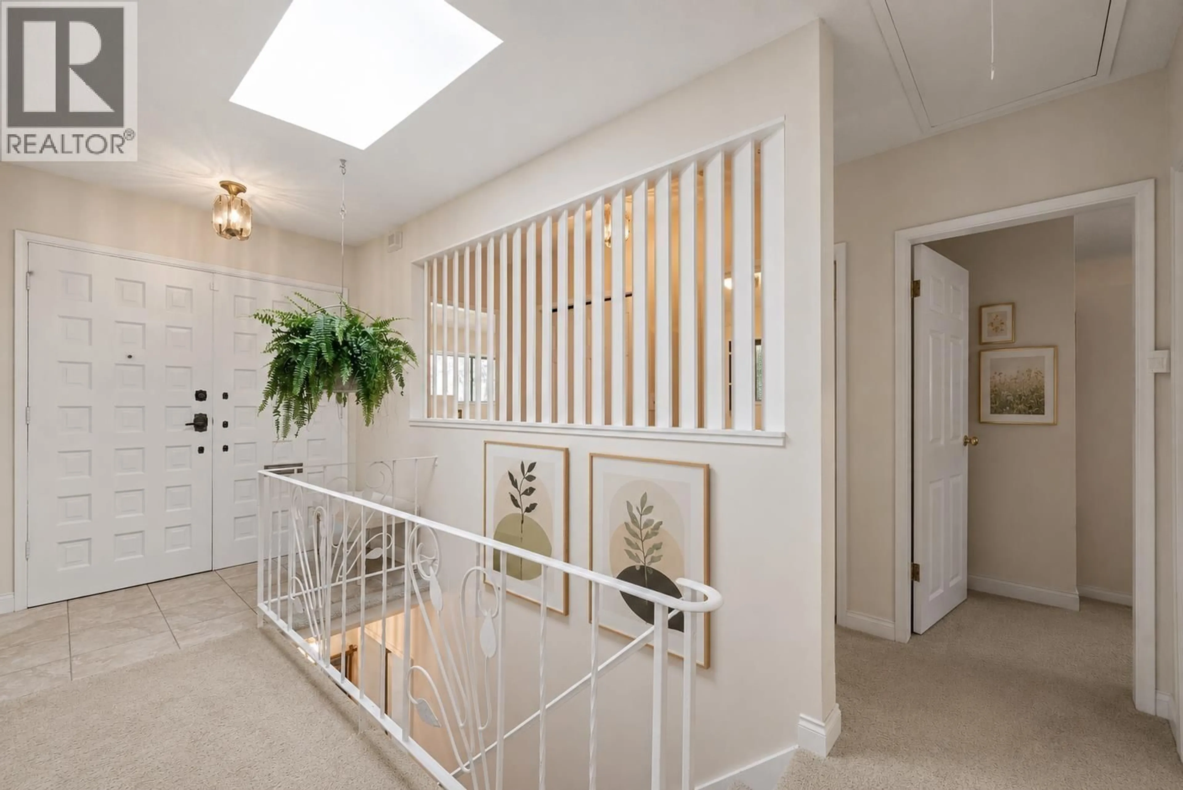 Indoor foyer for 689 POPLAR STREET, Coquitlam British Columbia V3J3K7