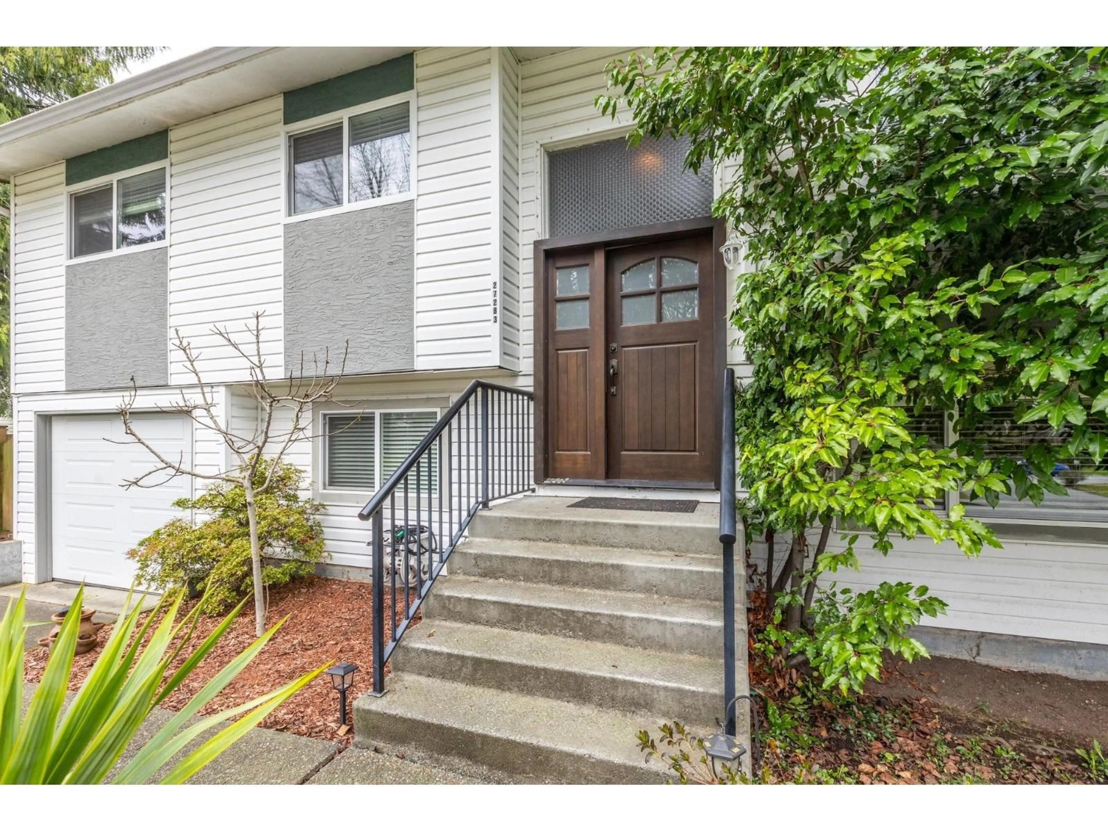 Indoor entryway for 27283 29 AVENUE, Langley British Columbia V4W3J8