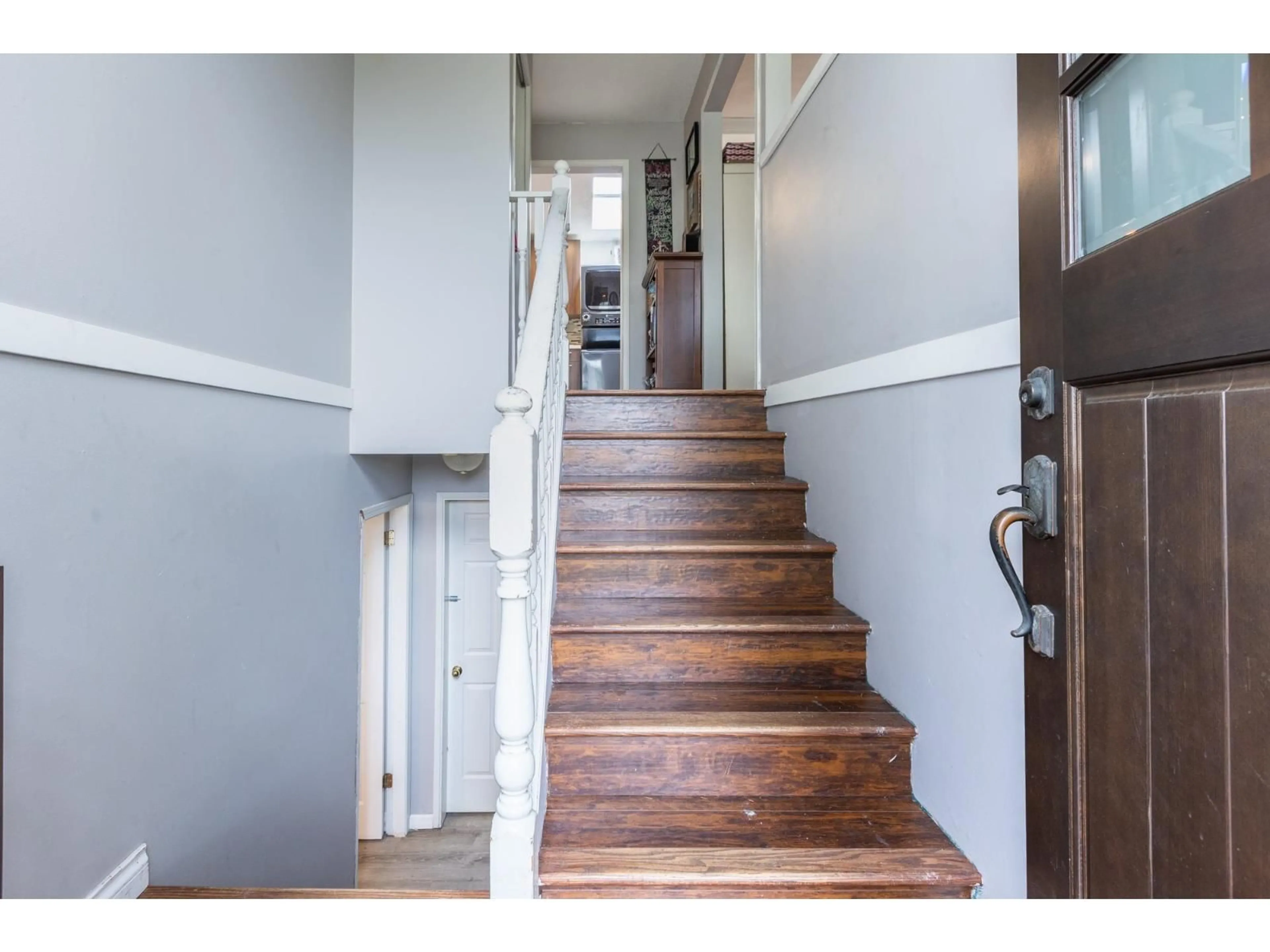 Indoor entryway for 27283 29 AVENUE, Langley British Columbia V4W3J8