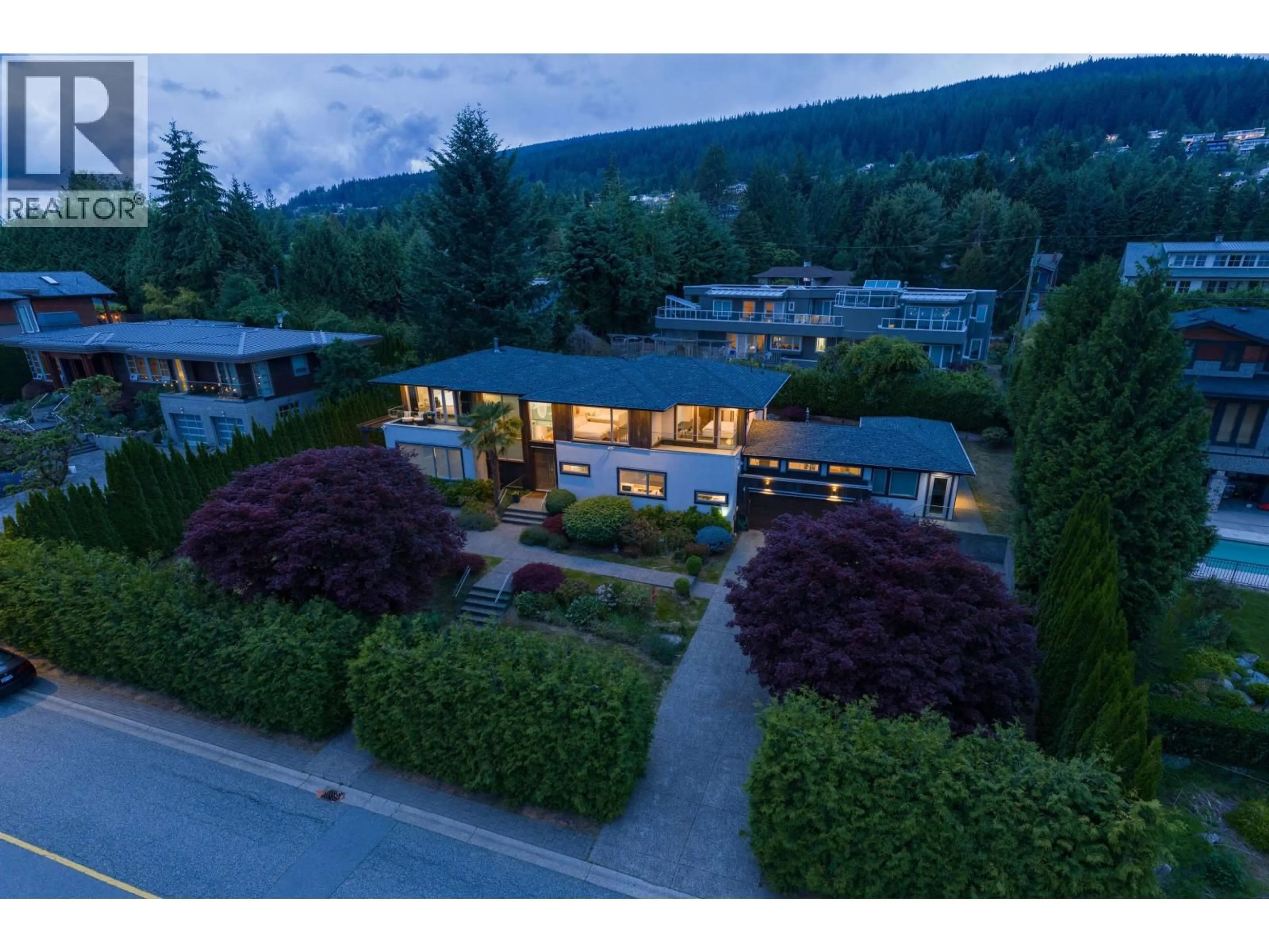 A pic from outside/outdoor area/front of a property/back of a property/a pic from drone, mountain view for 985 EYREMOUNT DRIVE, West Vancouver British Columbia V7S2B4