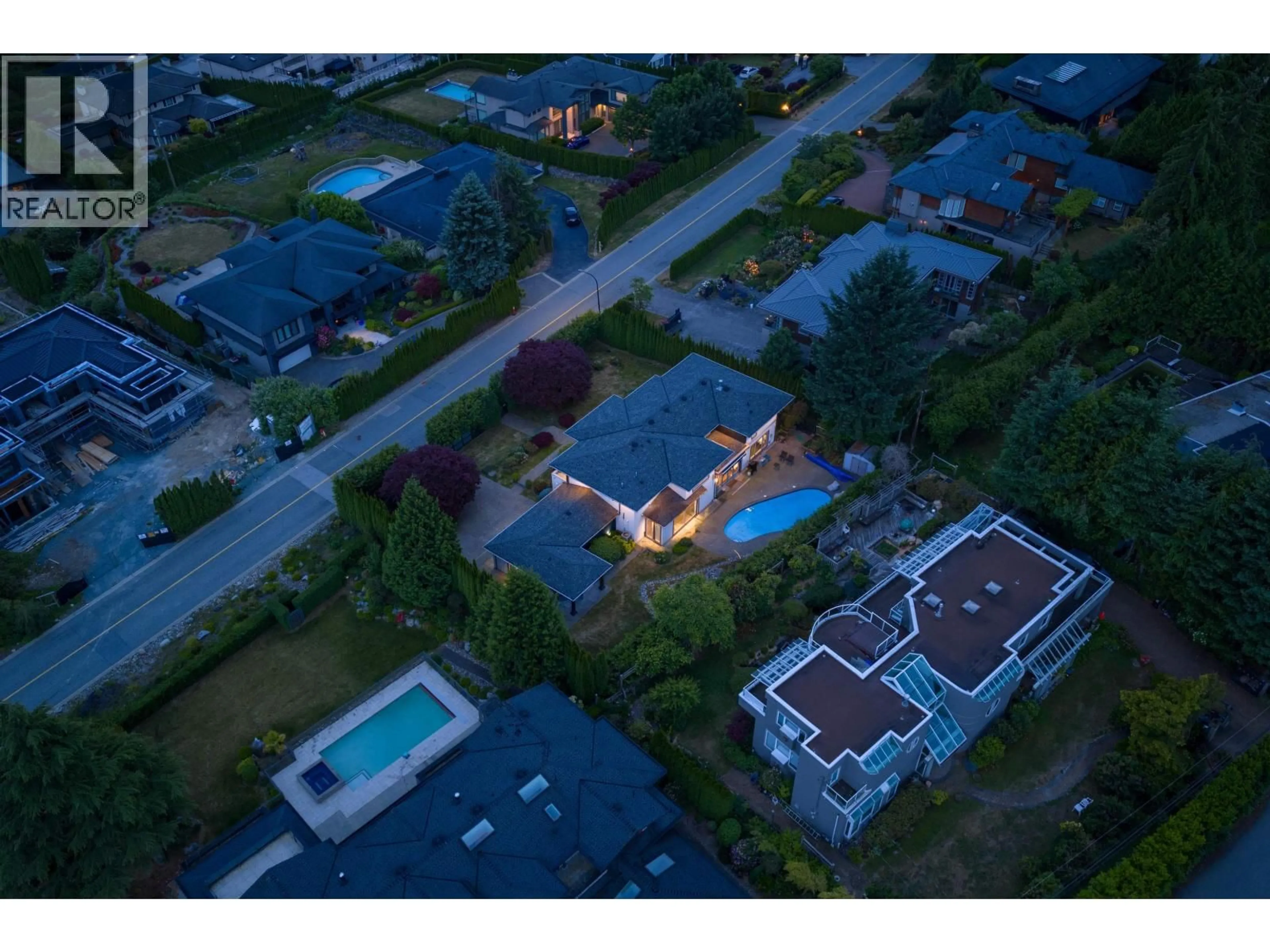 A pic from outside/outdoor area/front of a property/back of a property/a pic from drone, street for 985 EYREMOUNT DRIVE, West Vancouver British Columbia V7S2B4