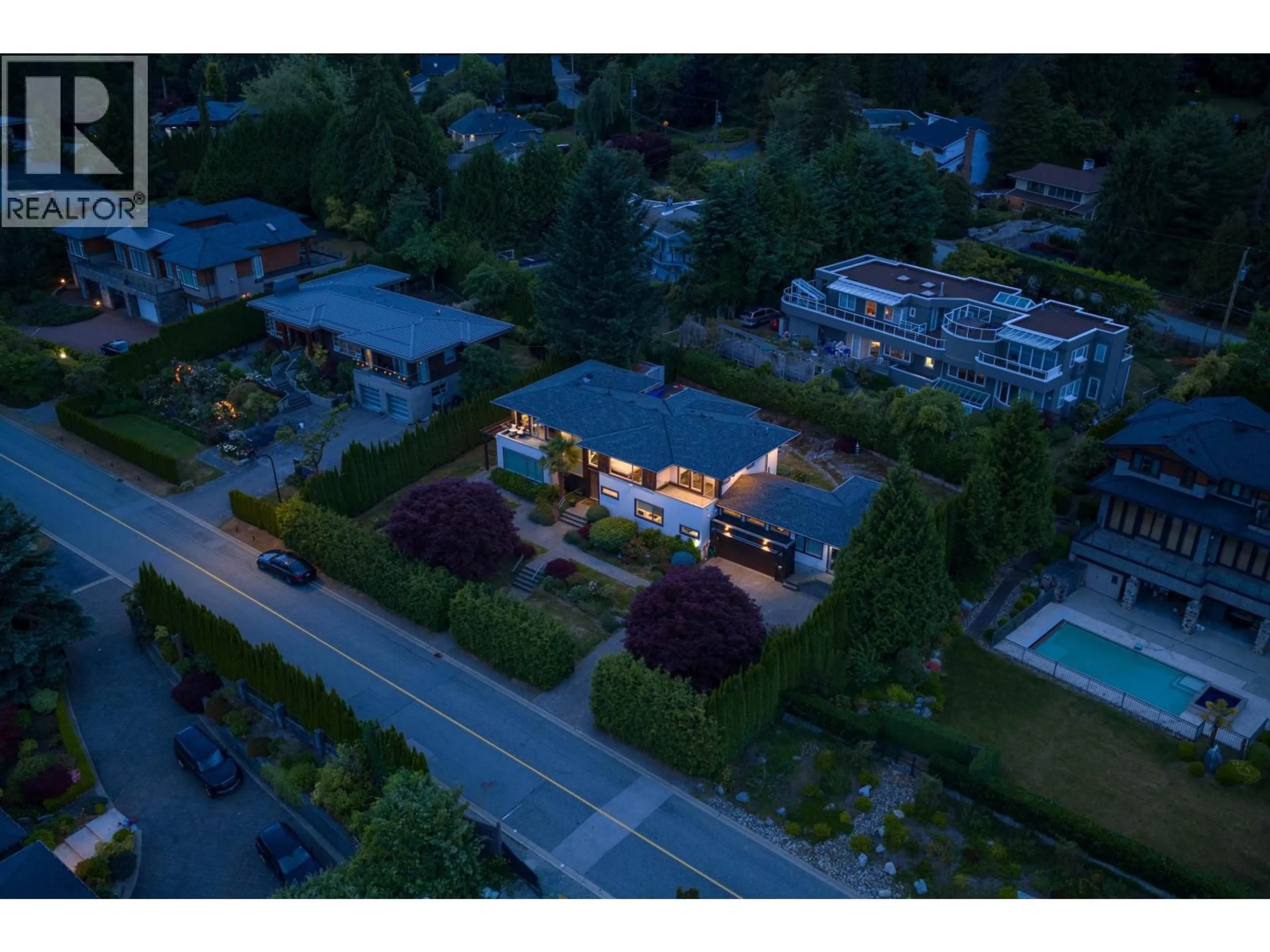 A pic from outside/outdoor area/front of a property/back of a property/a pic from drone, street for 985 EYREMOUNT DRIVE, West Vancouver British Columbia V7S2B4