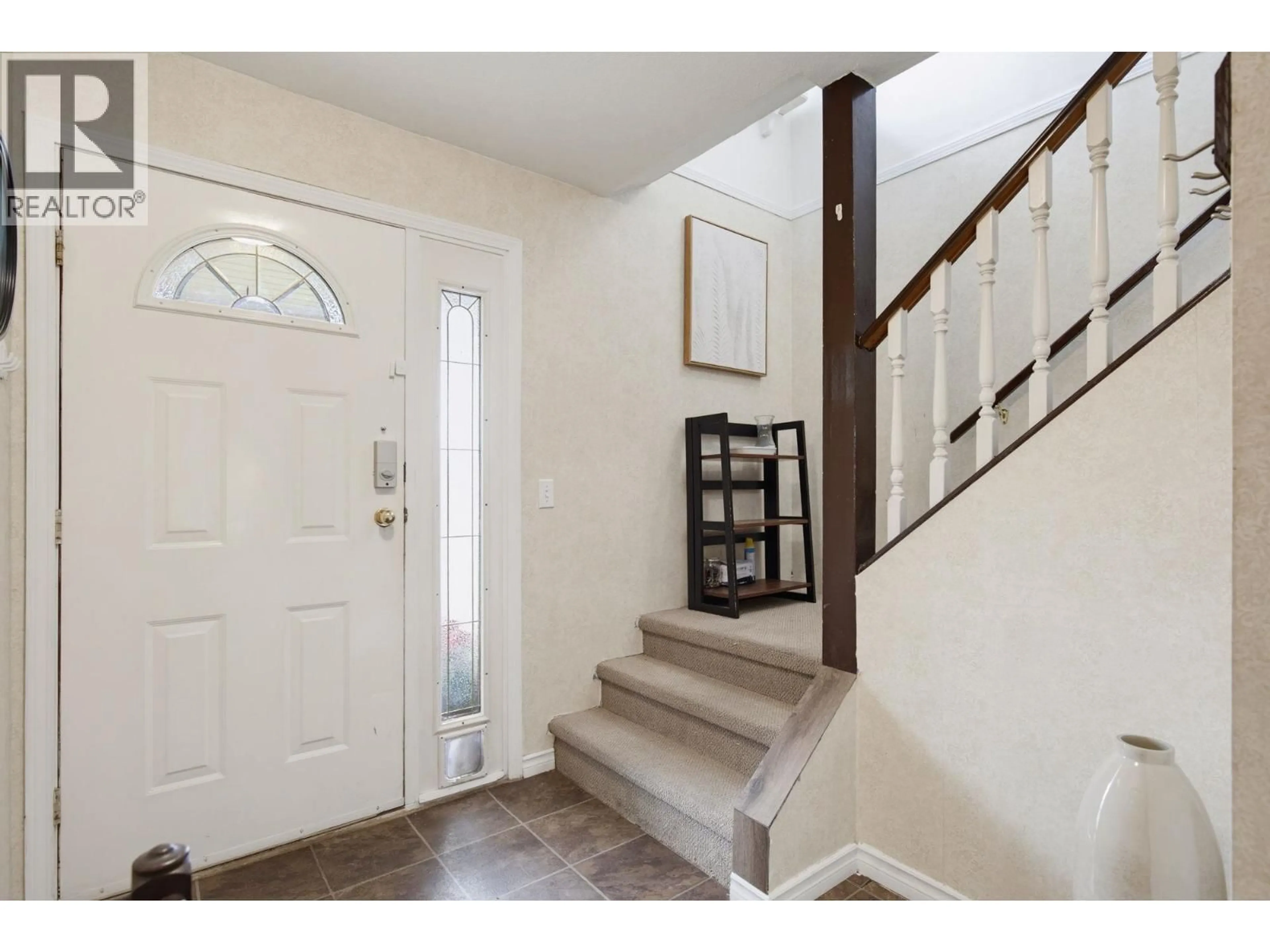 Indoor entryway for 18862 CHARNLEY COURT, Pitt Meadows British Columbia V3Y2K7