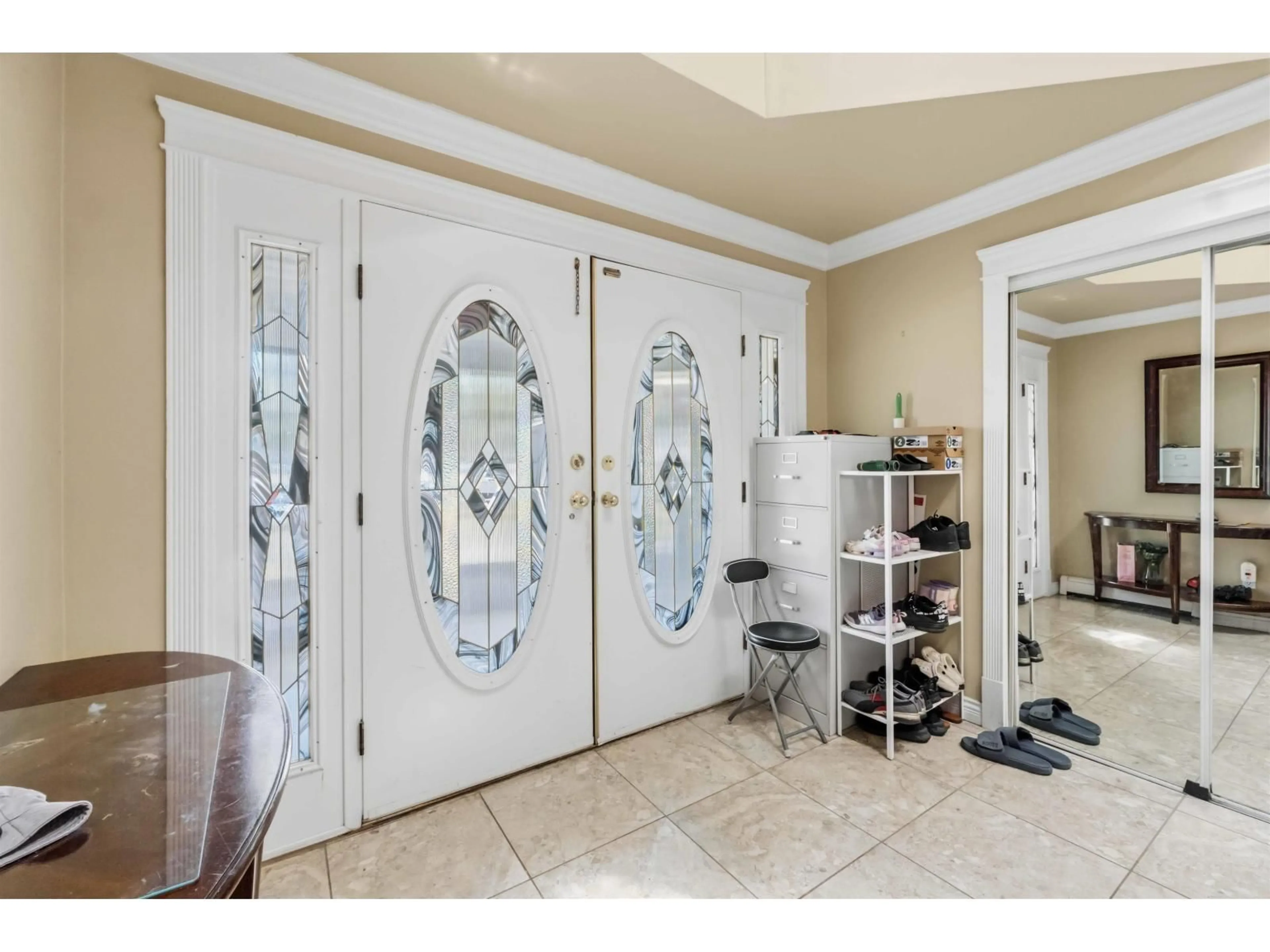 Indoor entryway for 12466 76 AVENUE, Surrey British Columbia V3W2T5