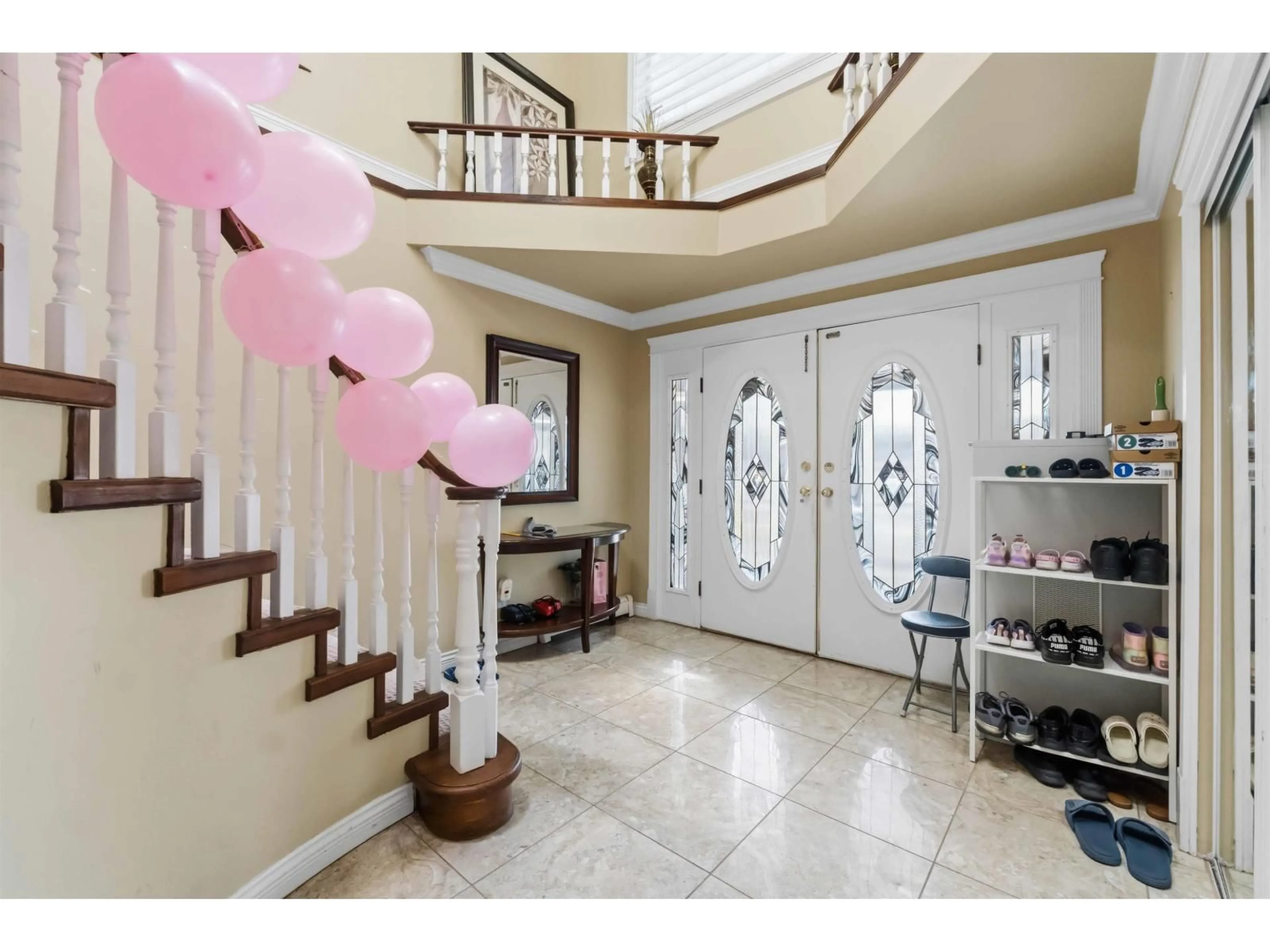 Indoor foyer for 12466 76 AVENUE, Surrey British Columbia V3W2T5