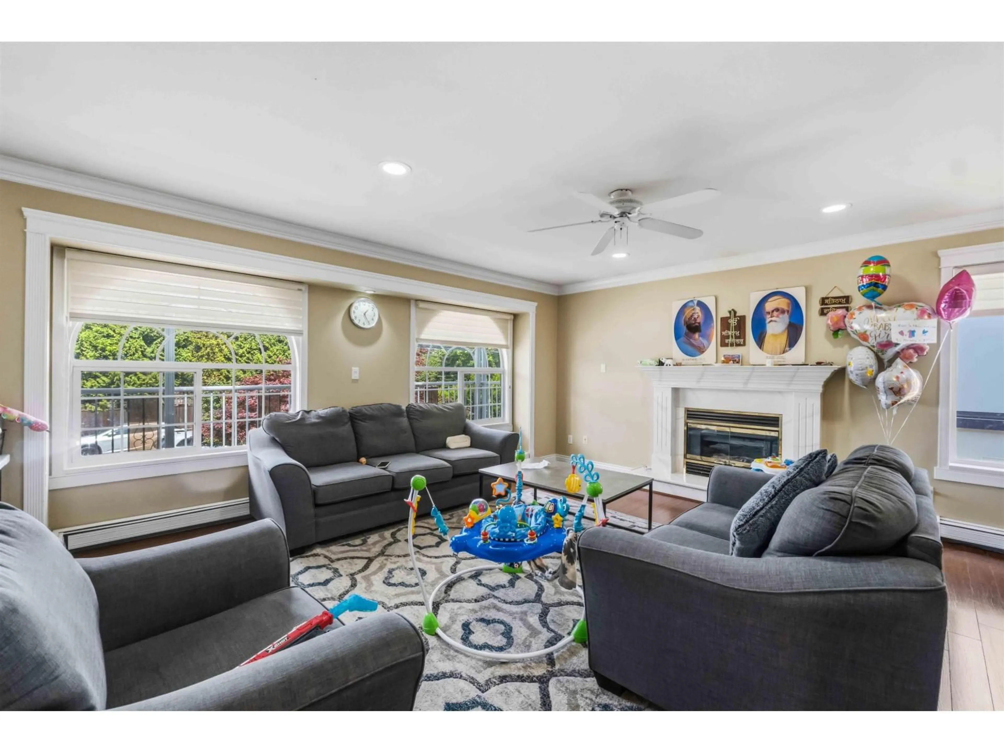 Living room with furniture, unknown for 12466 76 AVENUE, Surrey British Columbia V3W2T5