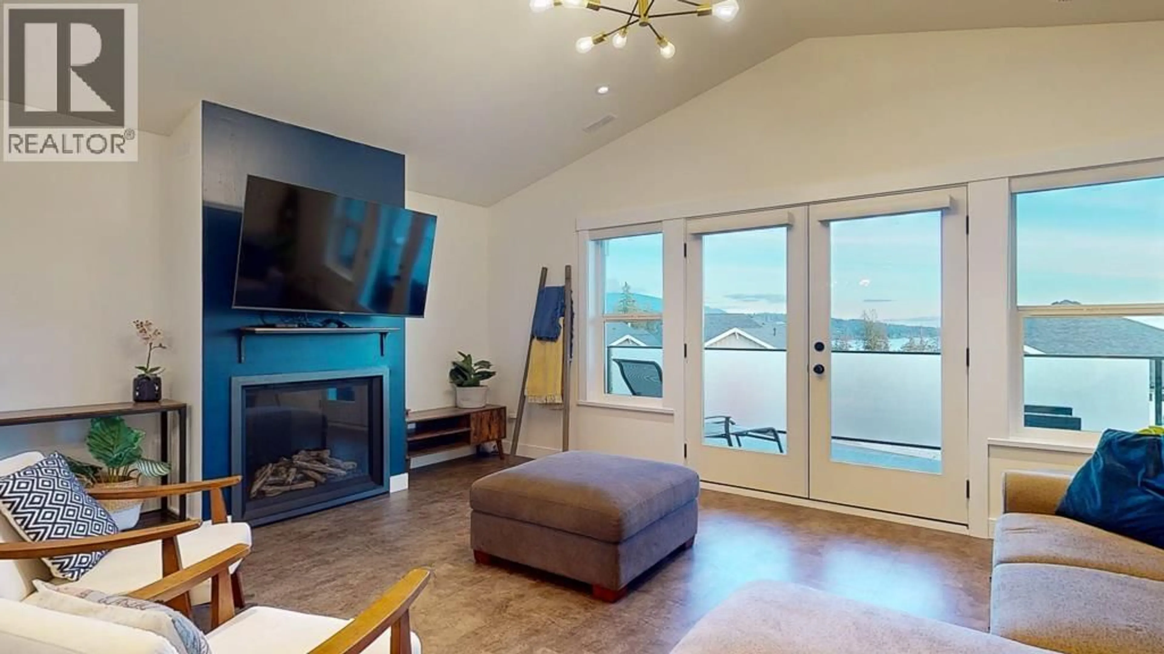 Living room with furniture, wood/laminate floor for 5629 KINGBIRD CRESCENT, Sechelt British Columbia V7Z0S4