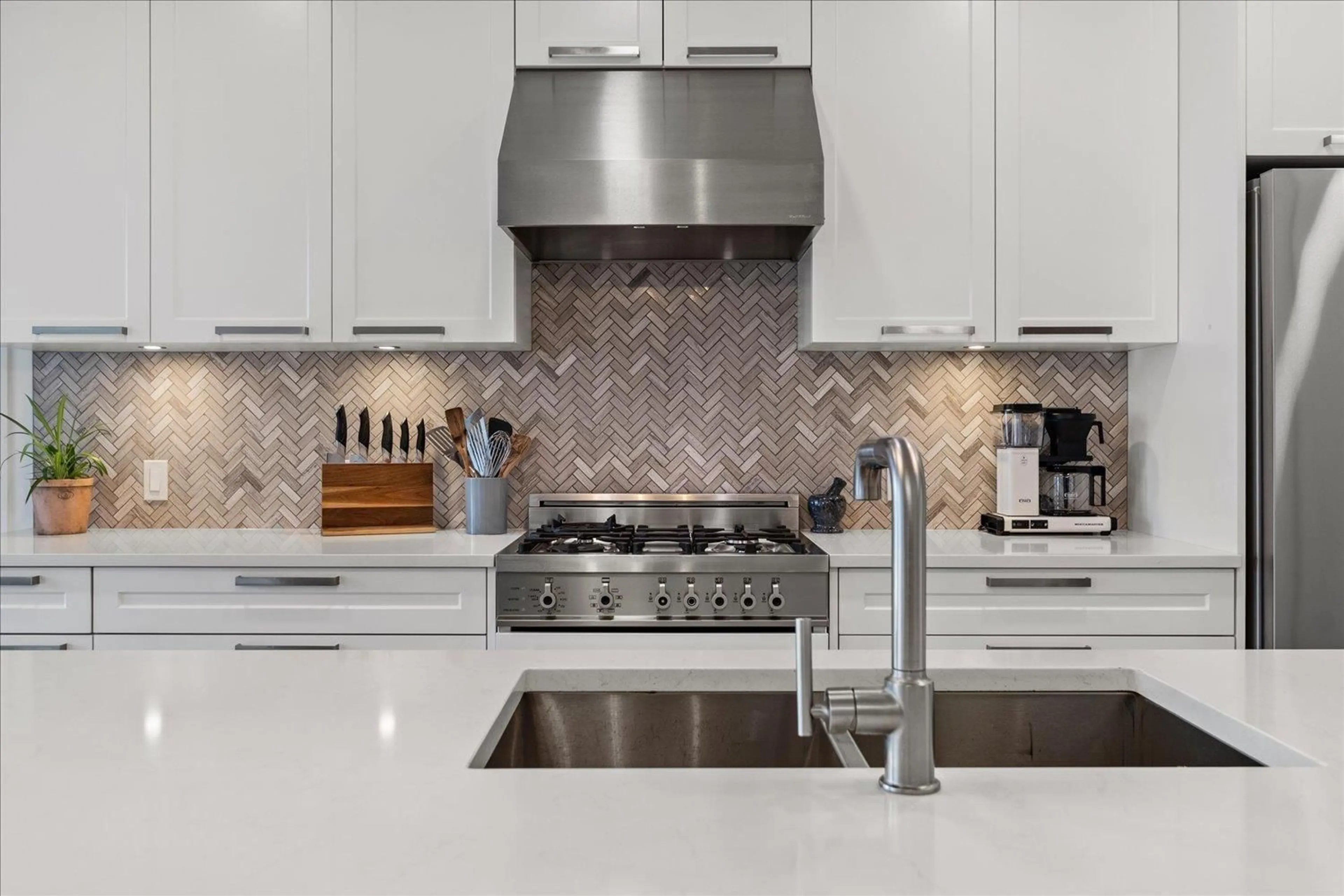 Contemporary kitchen, ceramic/tile floor for 404 - 33540 MAYFAIR AVENUE, Abbotsford British Columbia V2S0J3