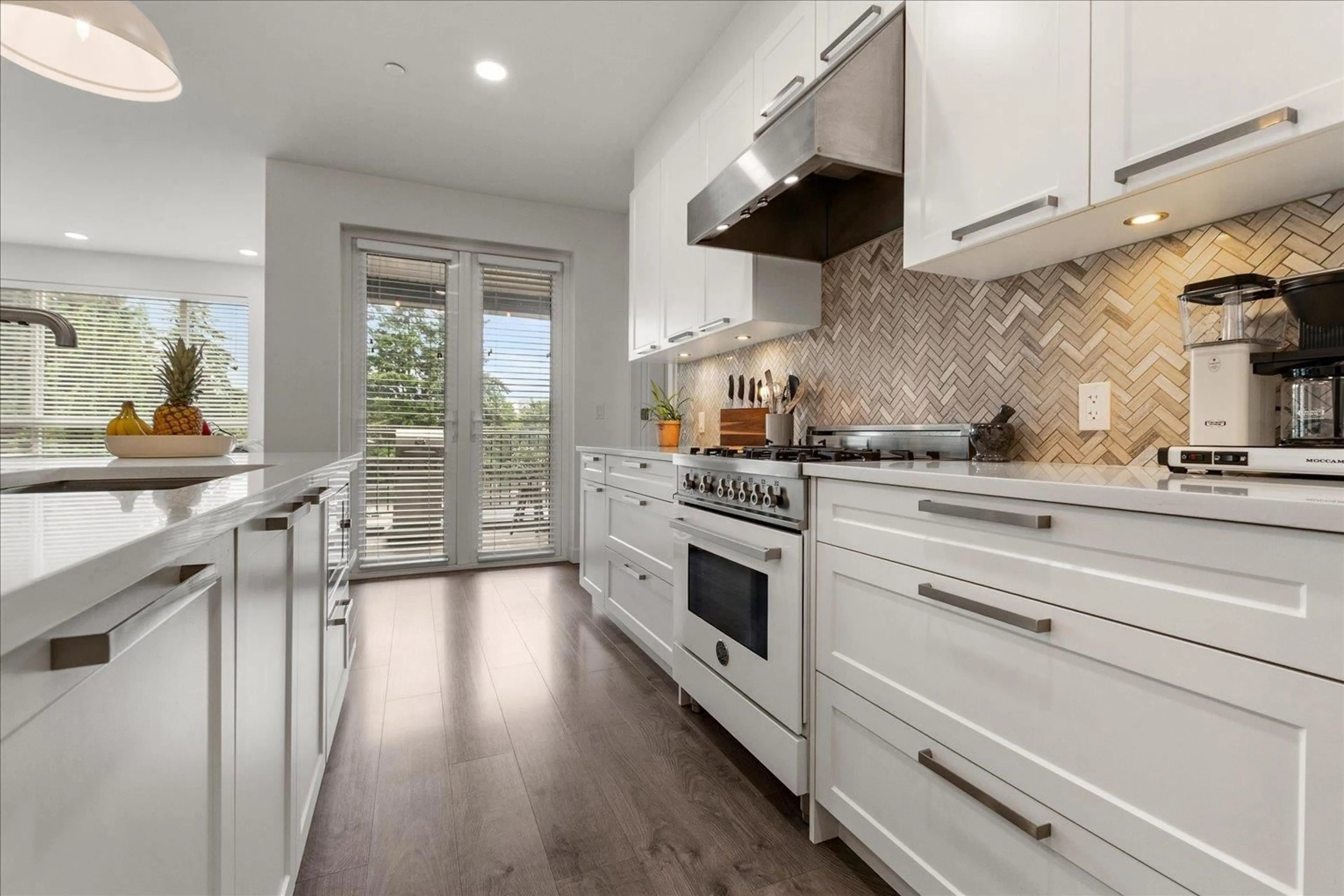 Open concept kitchen, ceramic/tile floor for 404 - 33540 MAYFAIR AVENUE, Abbotsford British Columbia V2S0J3