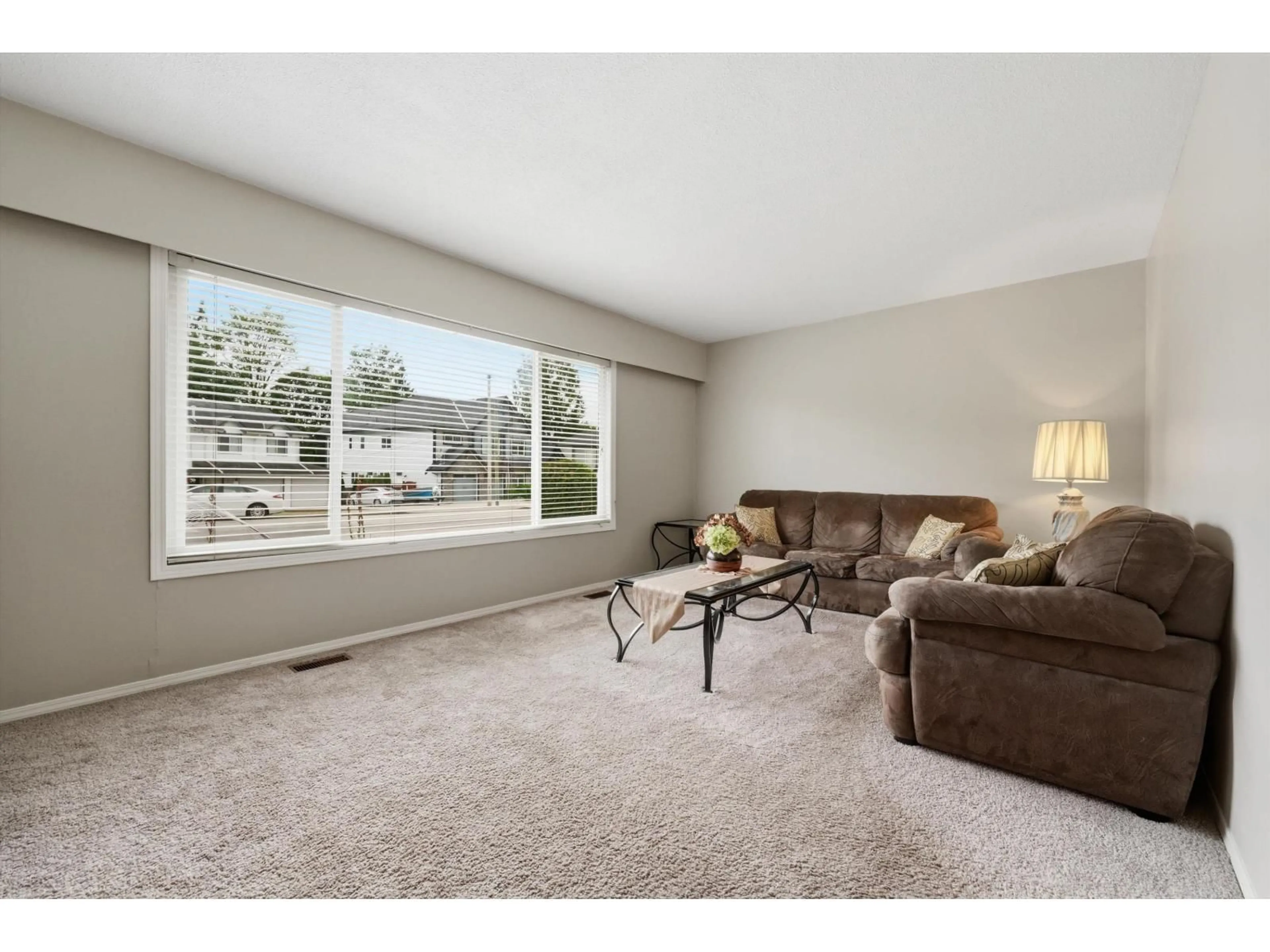 Living room with furniture, carpet floor for 31821 SILVERDALE AVENUE, Mission British Columbia V2V2K8