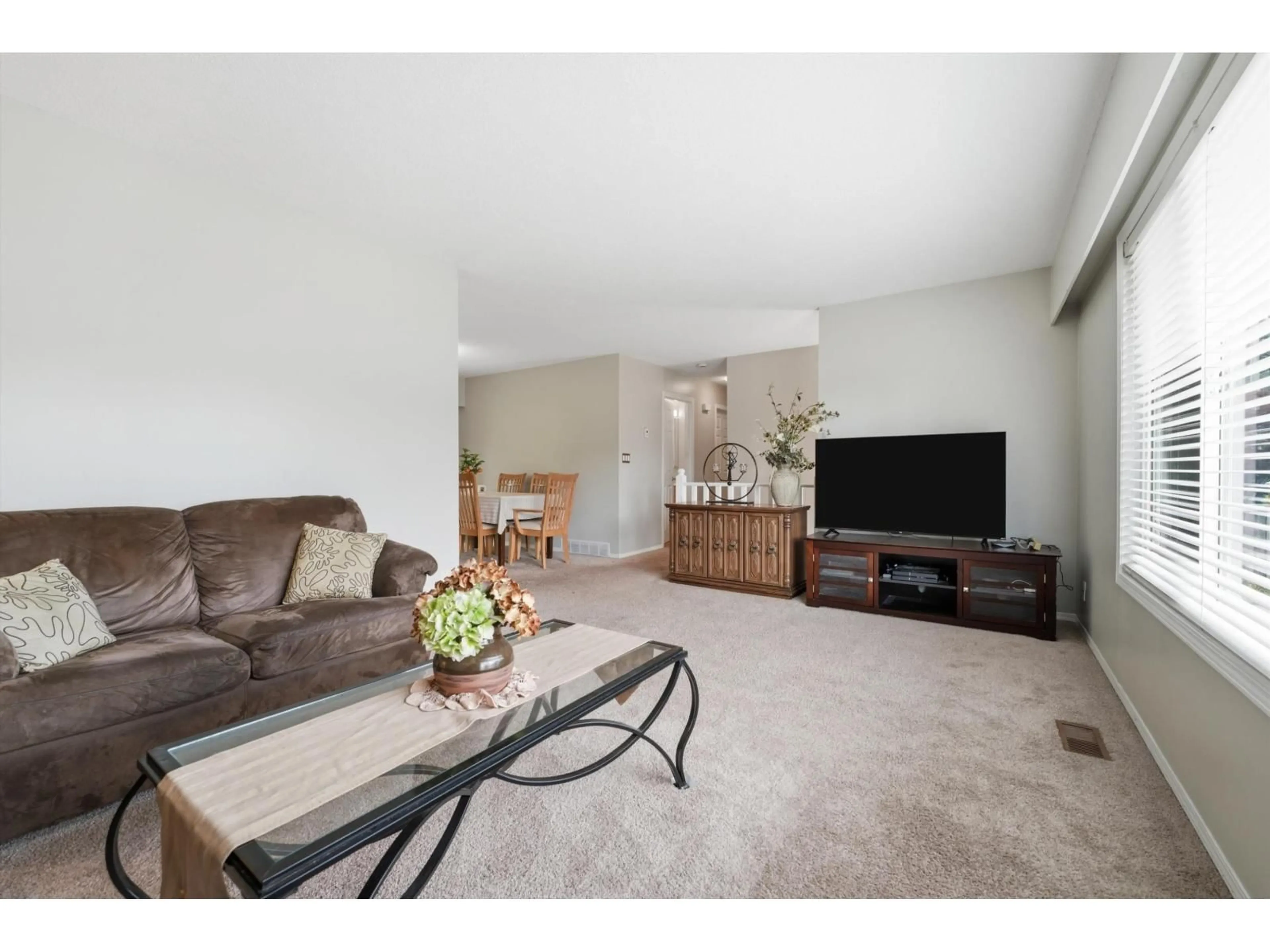 Living room with furniture, unknown for 31821 SILVERDALE AVENUE, Mission British Columbia V2V2K8