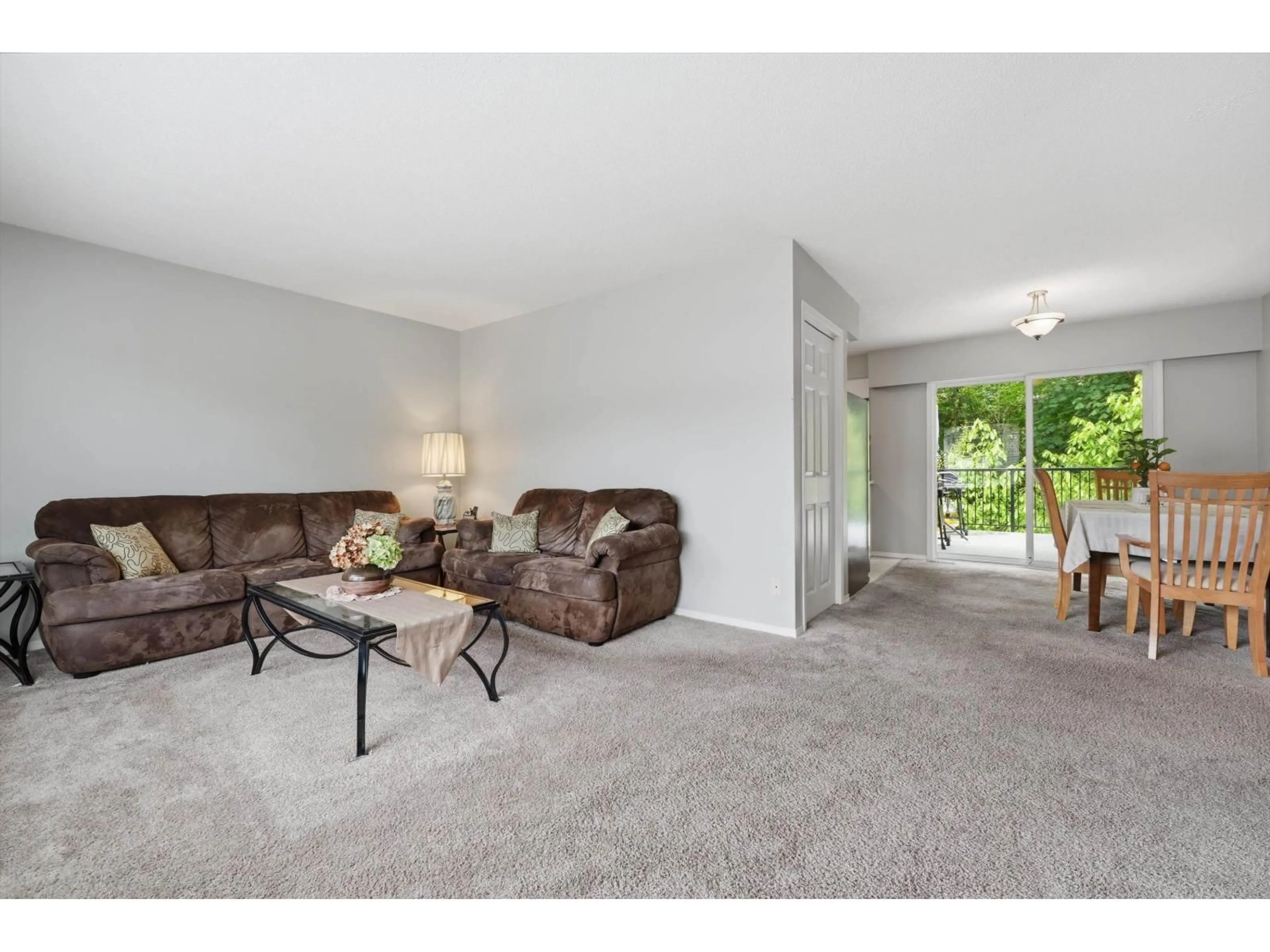 Living room with furniture, carpet floor for 31821 SILVERDALE AVENUE, Mission British Columbia V2V2K8