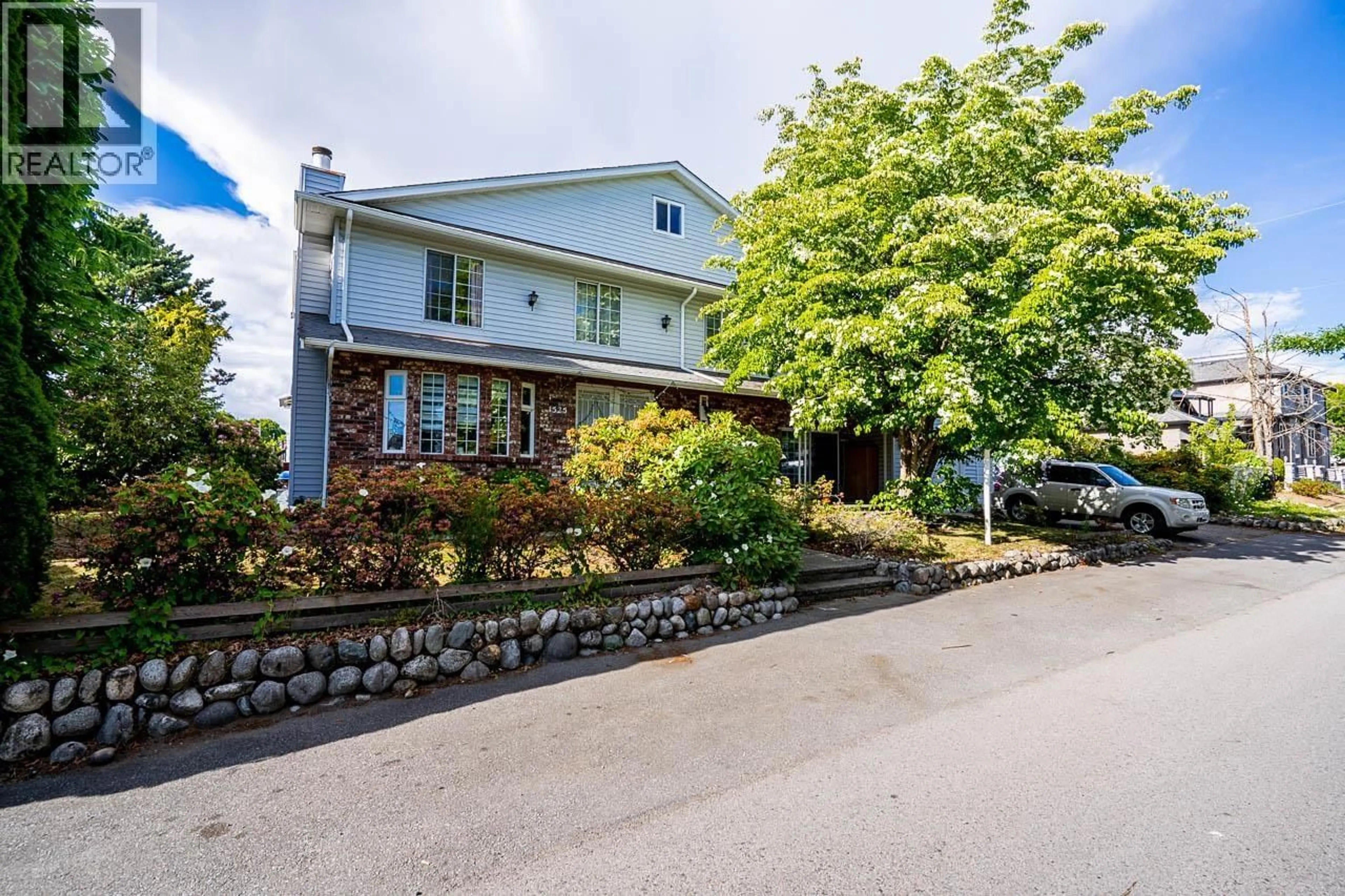 A pic from outside/outdoor area/front of a property/back of a property/a pic from drone, street for 1525 51ST AVENUE, Vancouver British Columbia V5P4R6
