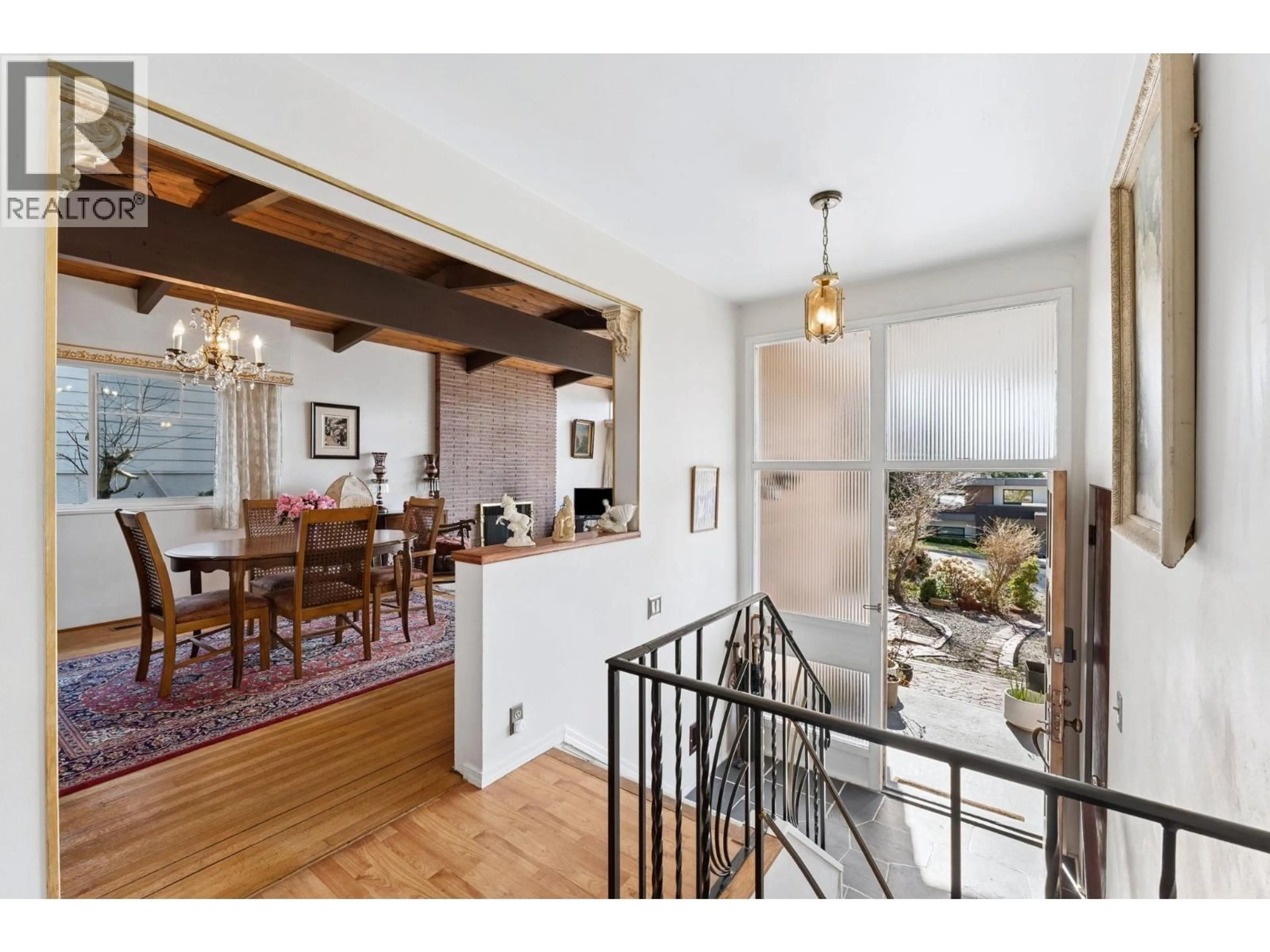 Indoor entryway for 922 CANYON BOULEVARD, North Vancouver British Columbia V7R2J8