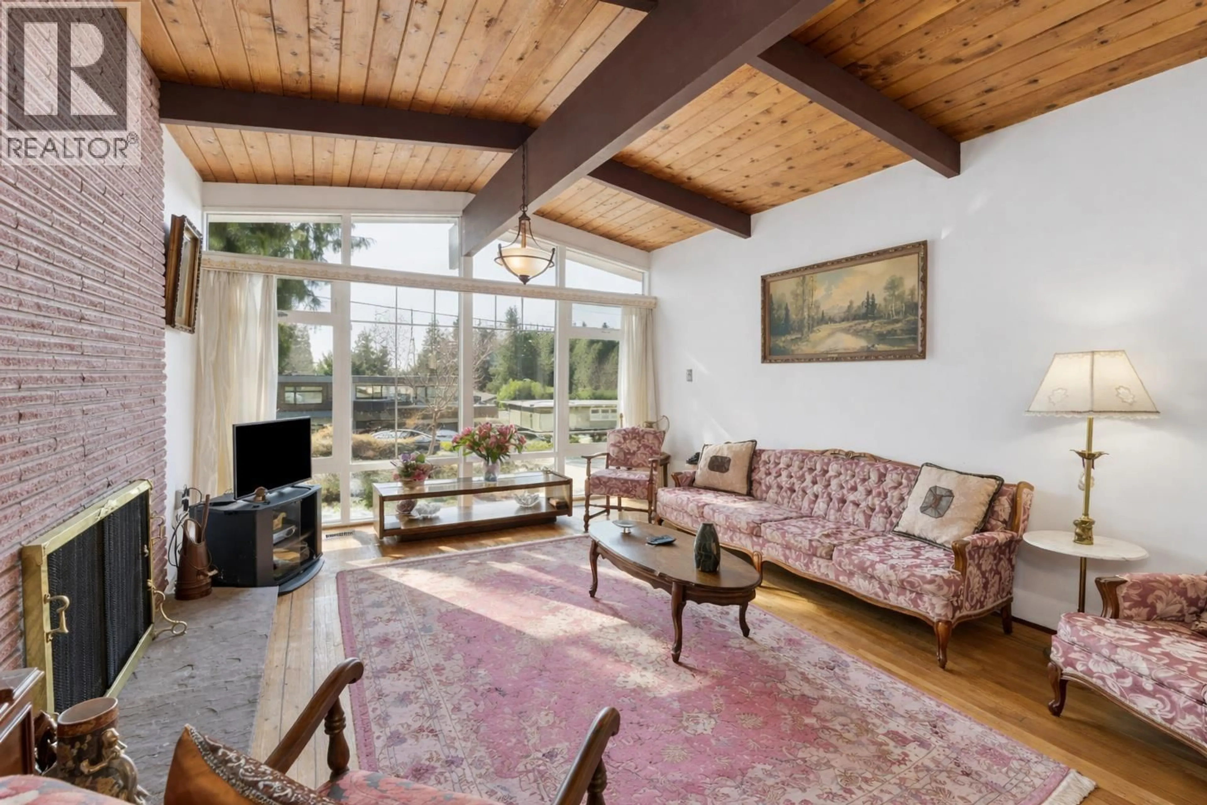 Living room with furniture, unknown for 922 CANYON BOULEVARD, North Vancouver British Columbia V7R2J8