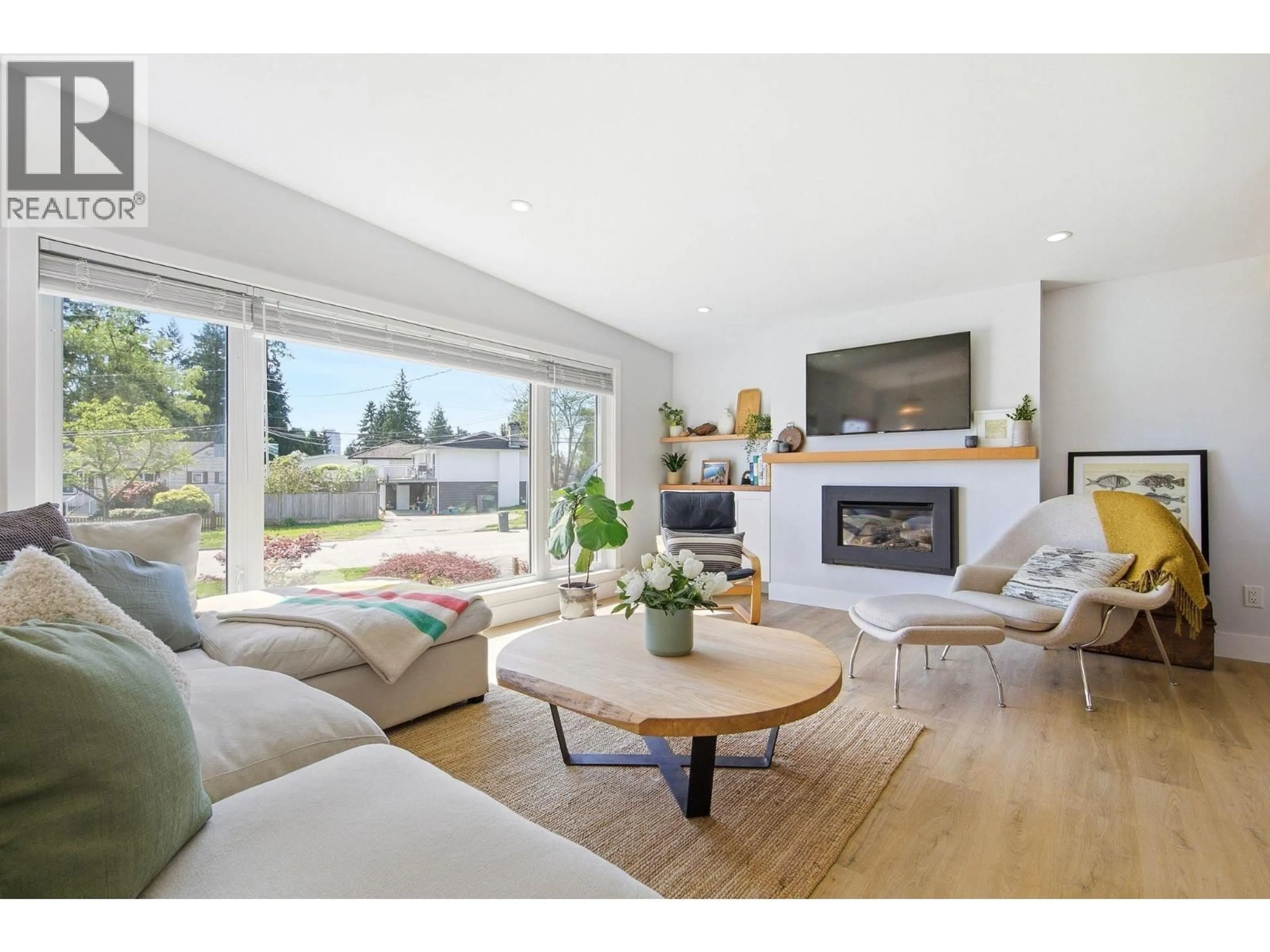 Living room with furniture, wood/laminate floor for 308 MOUNT ROYAL DRIVE, Port Moody British Columbia V3H1R1