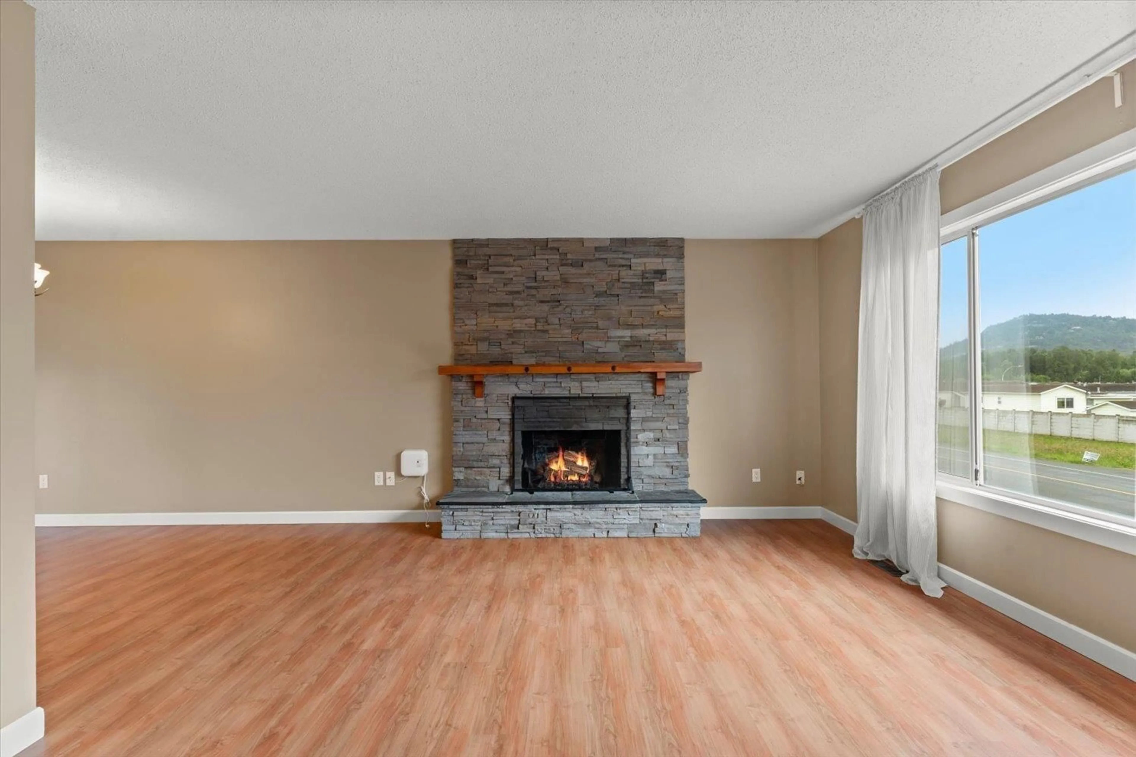 Living room with furniture, wood/laminate floor for 9140 ASHWELL ROAD, Chilliwack British Columbia V2P7L9