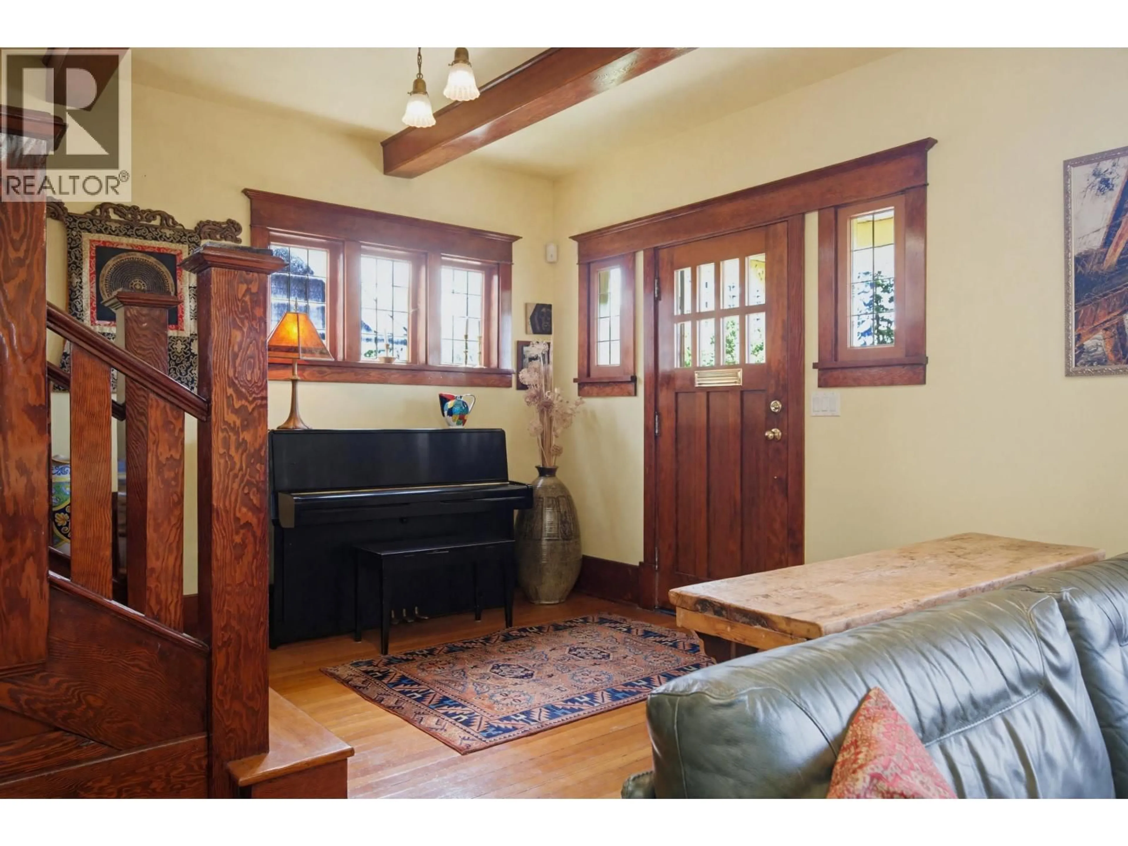 Indoor entryway for 819 EIGHTH AVENUE, New Westminster British Columbia V3M2R4