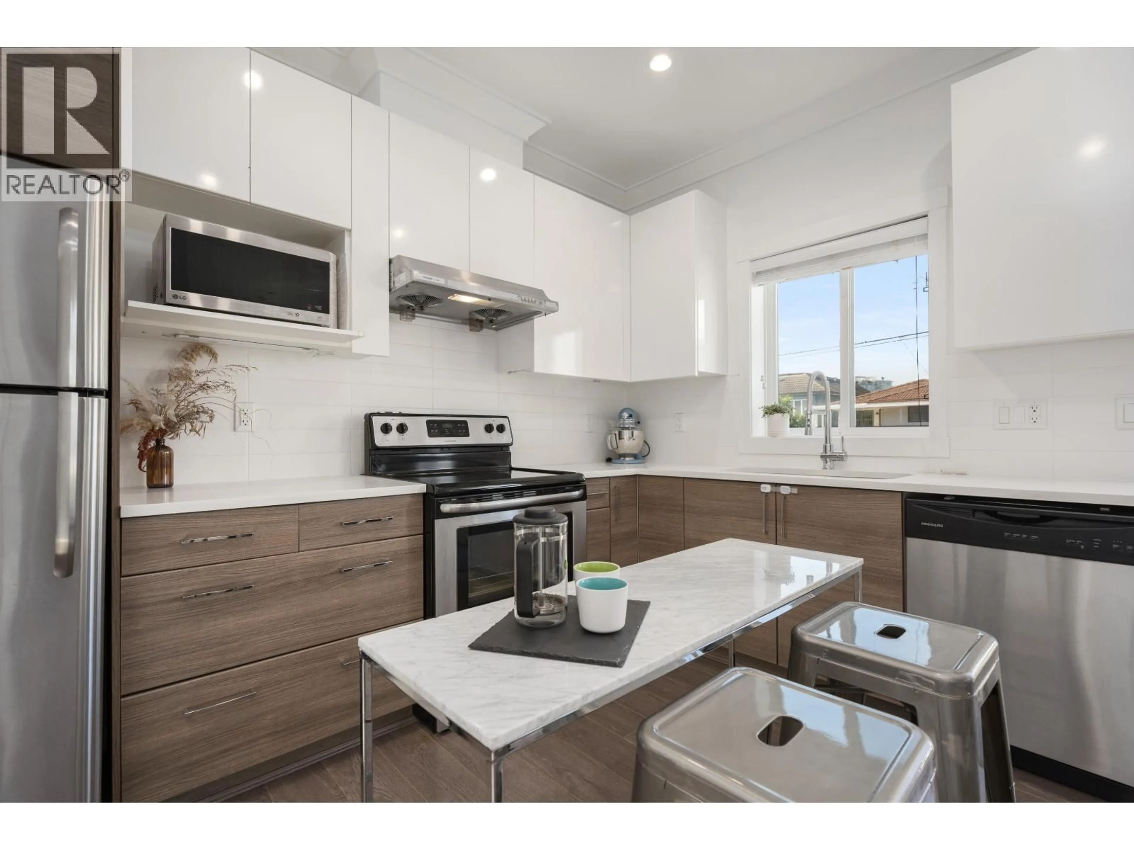 Open concept kitchen, ceramic/tile floor for 2275 34TH AVENUE, Vancouver British Columbia V5P1A9
