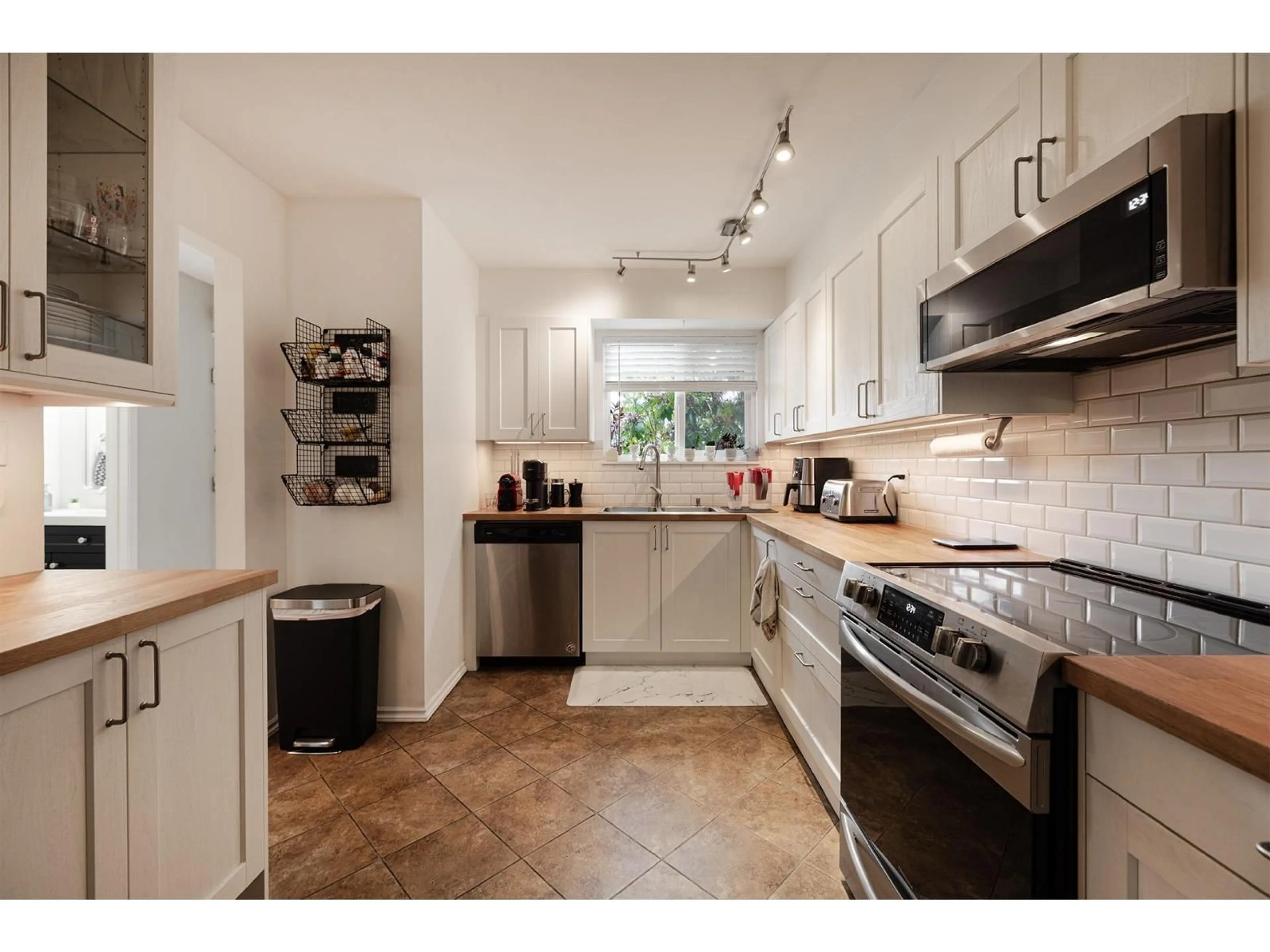 Open concept kitchen, ceramic/tile floor for 39 - 10776 GUILDFORD DRIVE, Surrey British Columbia V3R1W6