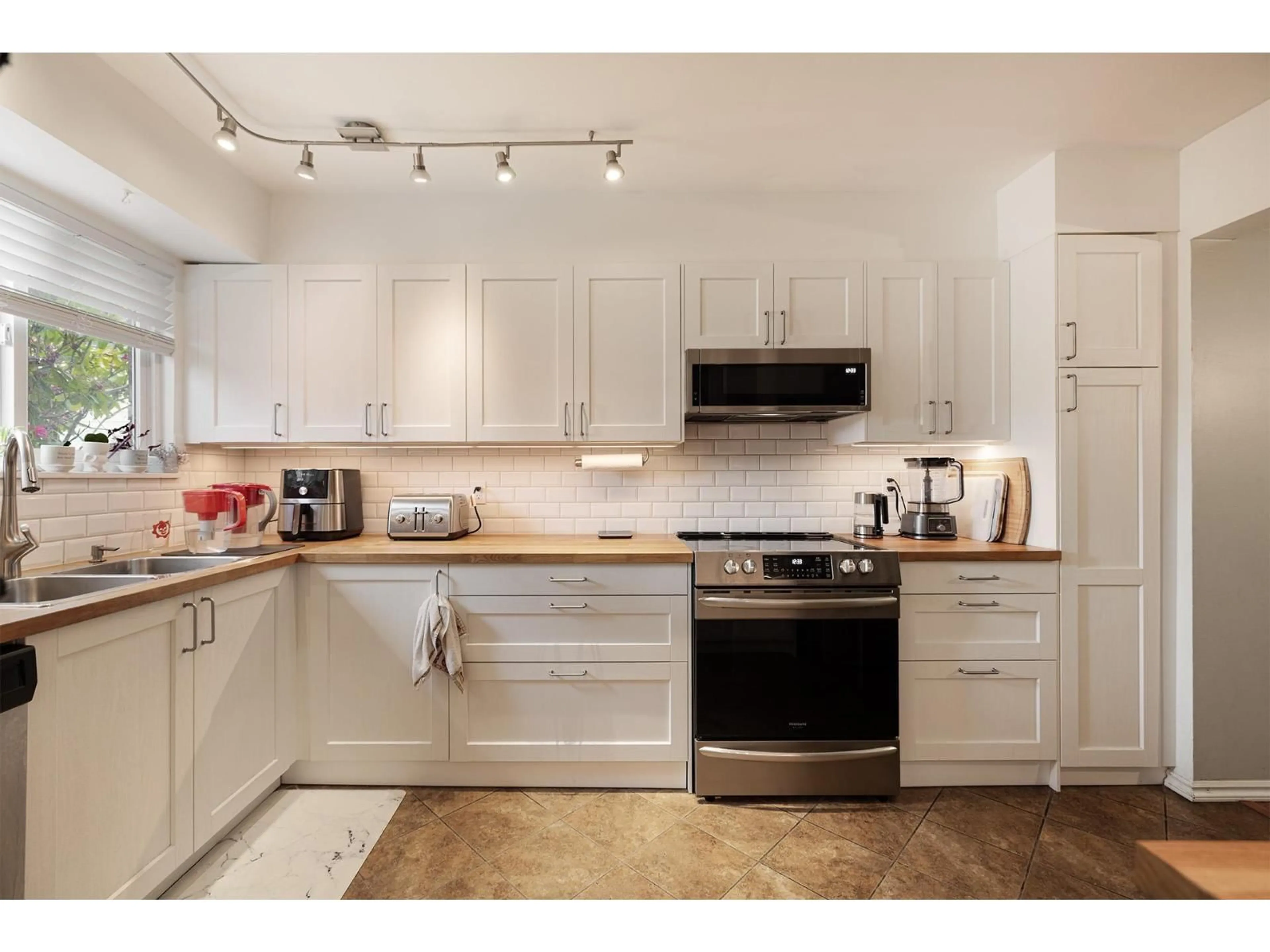 Standard kitchen, unknown for 39 - 10776 GUILDFORD DRIVE, Surrey British Columbia V3R1W6