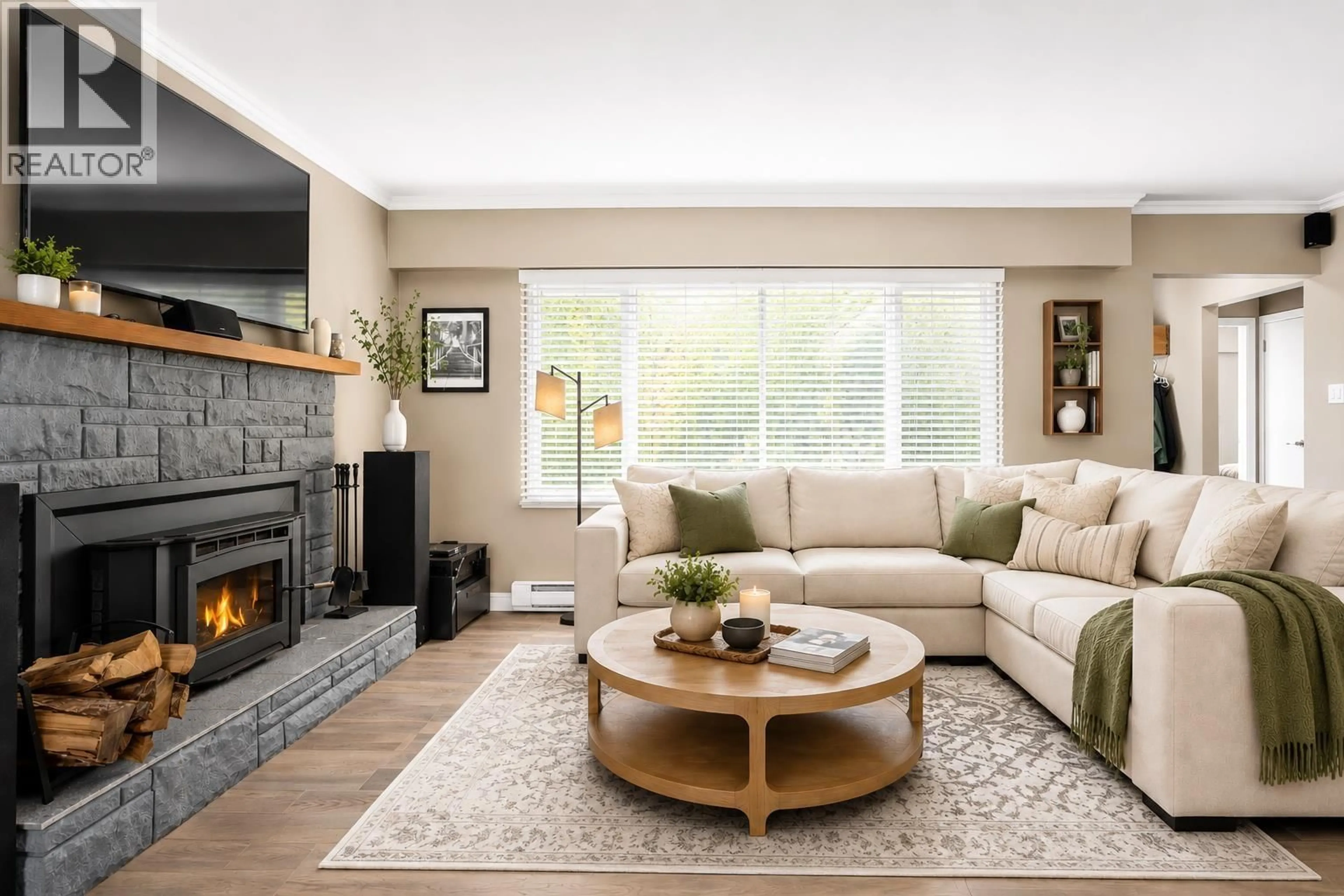 Living room with furniture, unknown for 40251 KALODON ROAD, Squamish British Columbia V0N1T0