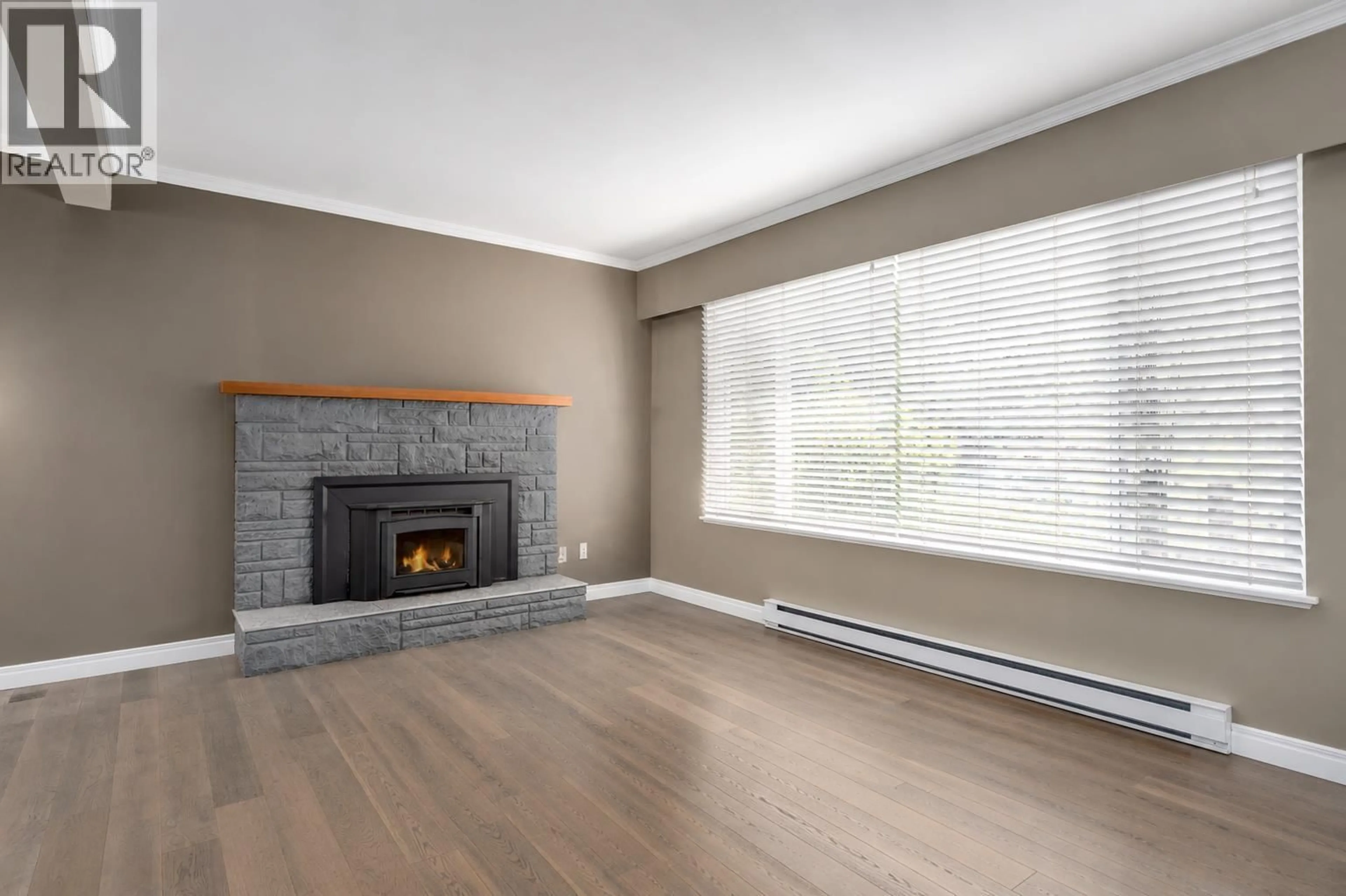 Living room with furniture, wood/laminate floor for 40251 KALODON ROAD, Squamish British Columbia V0N1T0
