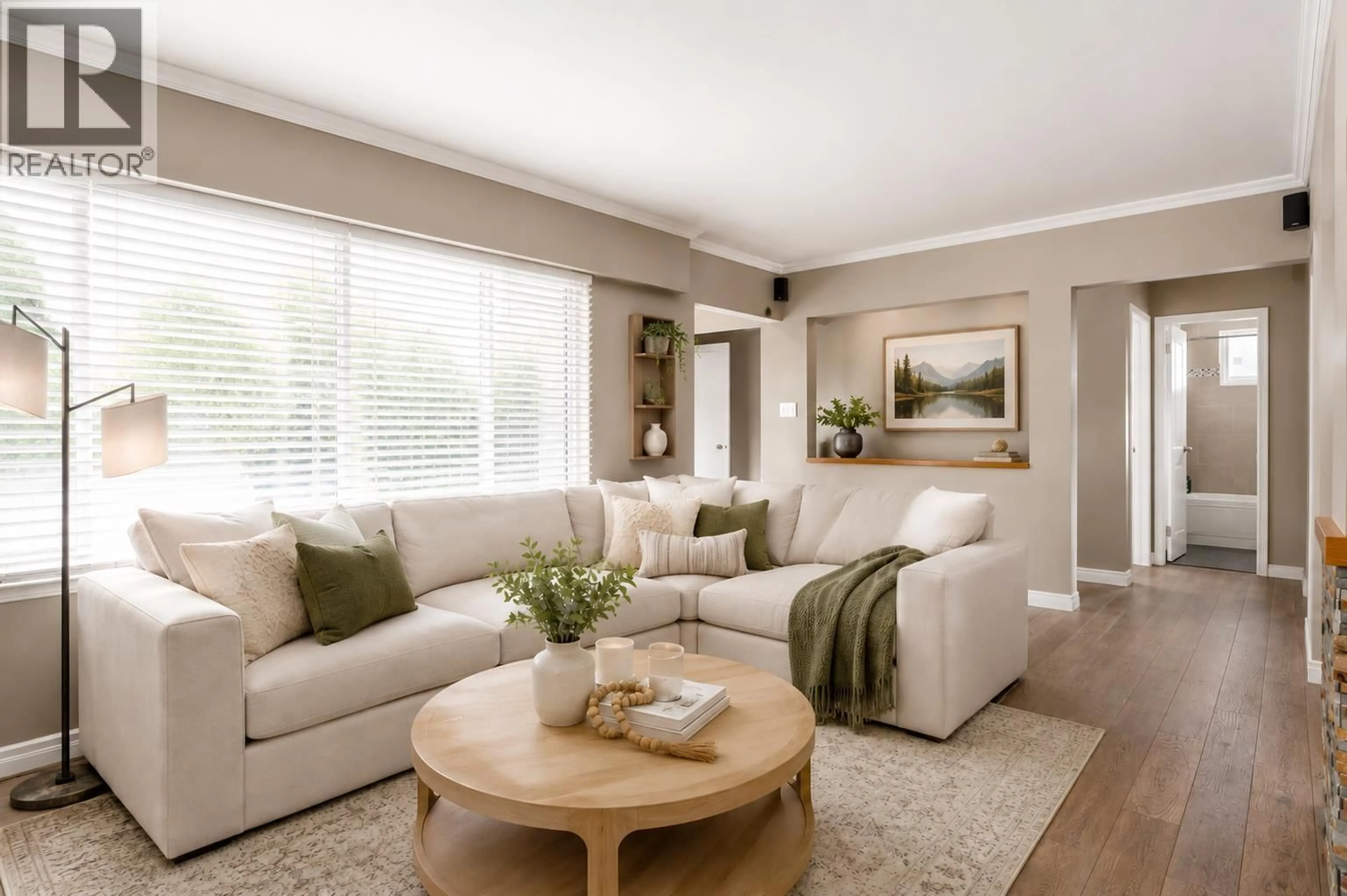 Living room with furniture, wood/laminate floor for 40251 KALODON ROAD, Squamish British Columbia V0N1T0