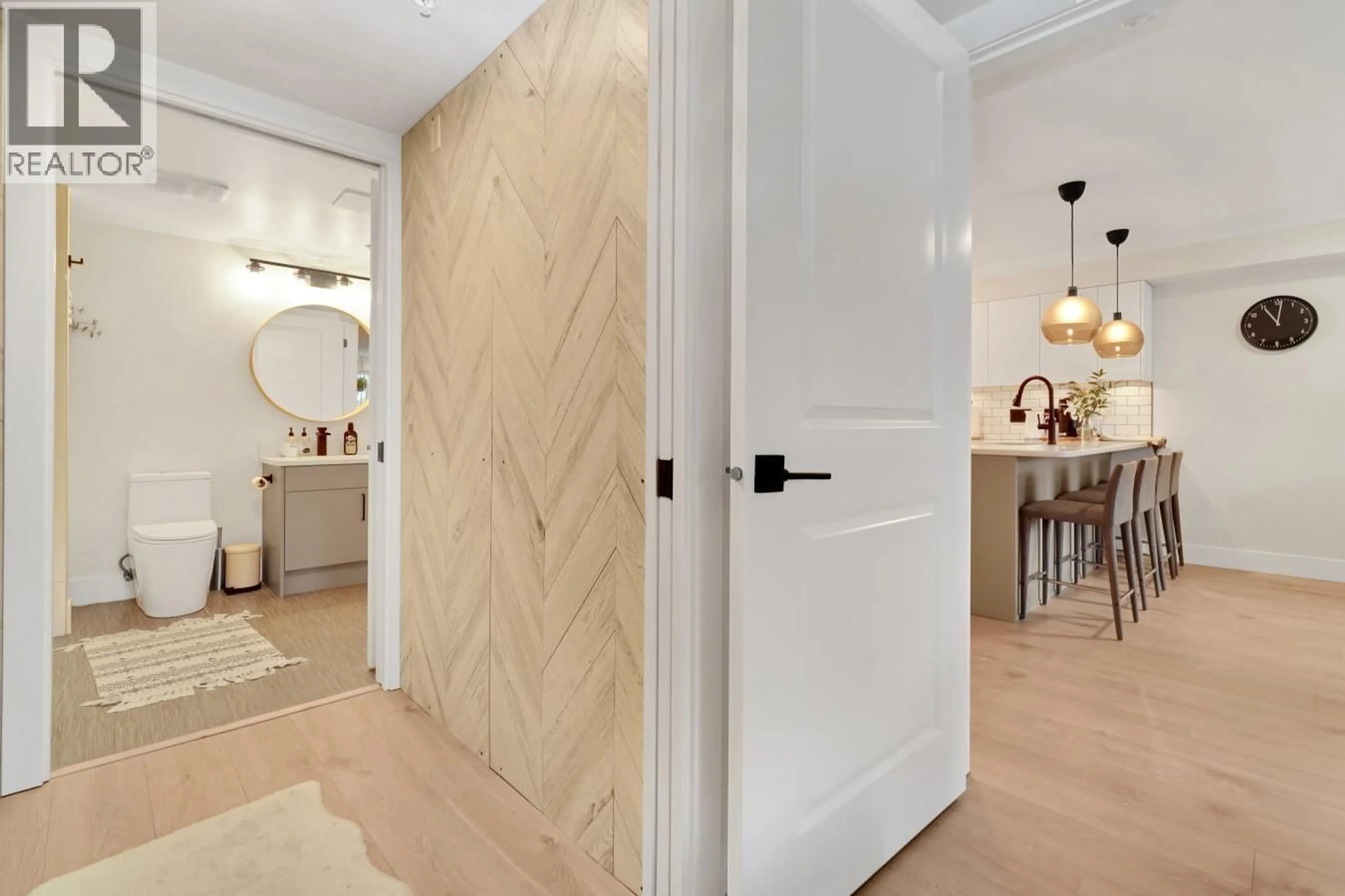 Indoor entryway for 303 - 857 15TH STREET, North Vancouver British Columbia V7P1M5