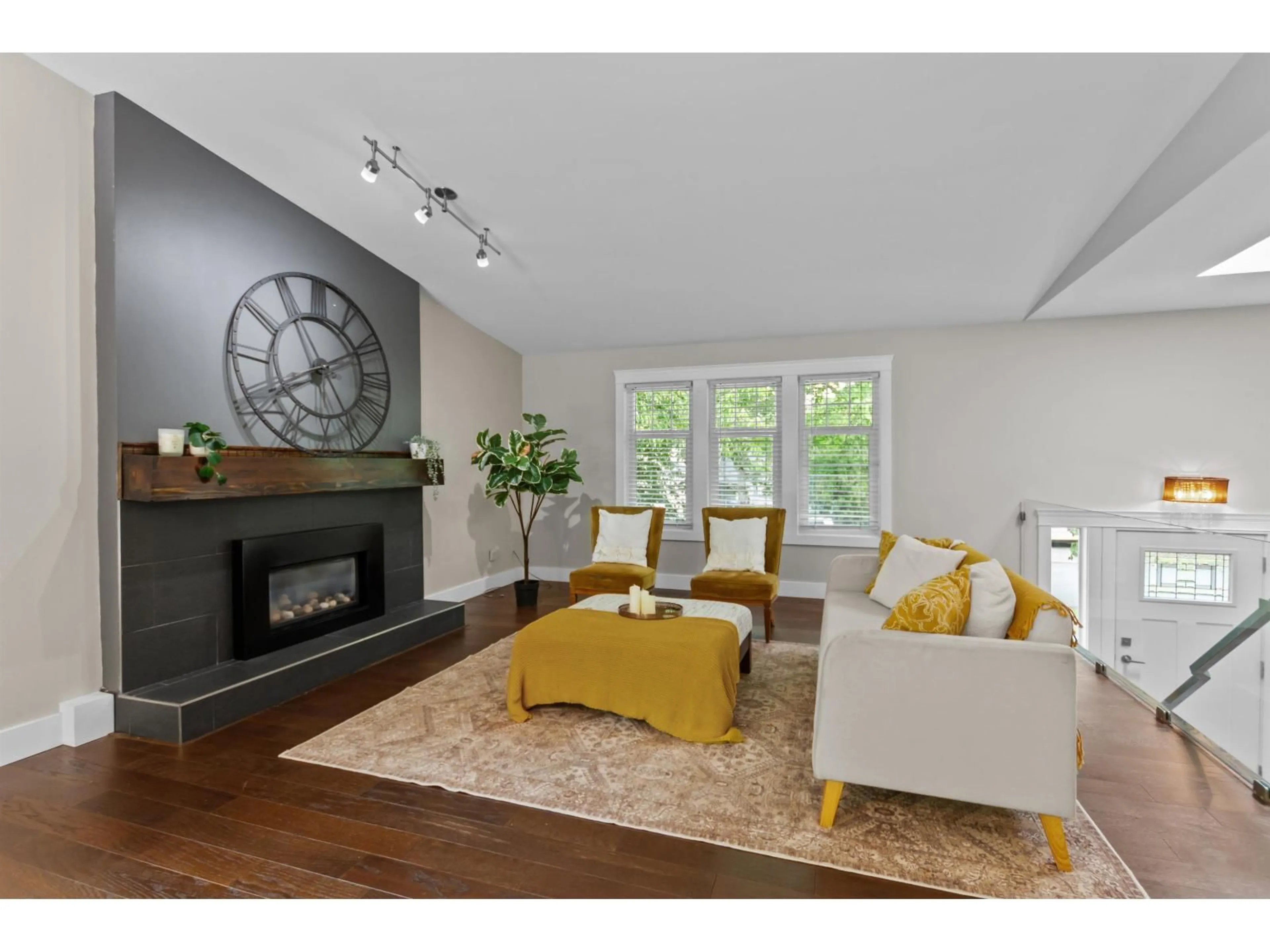Living room with furniture, wood/laminate floor for 18312 59A AVENUE, Surrey British Columbia V3S5Y1