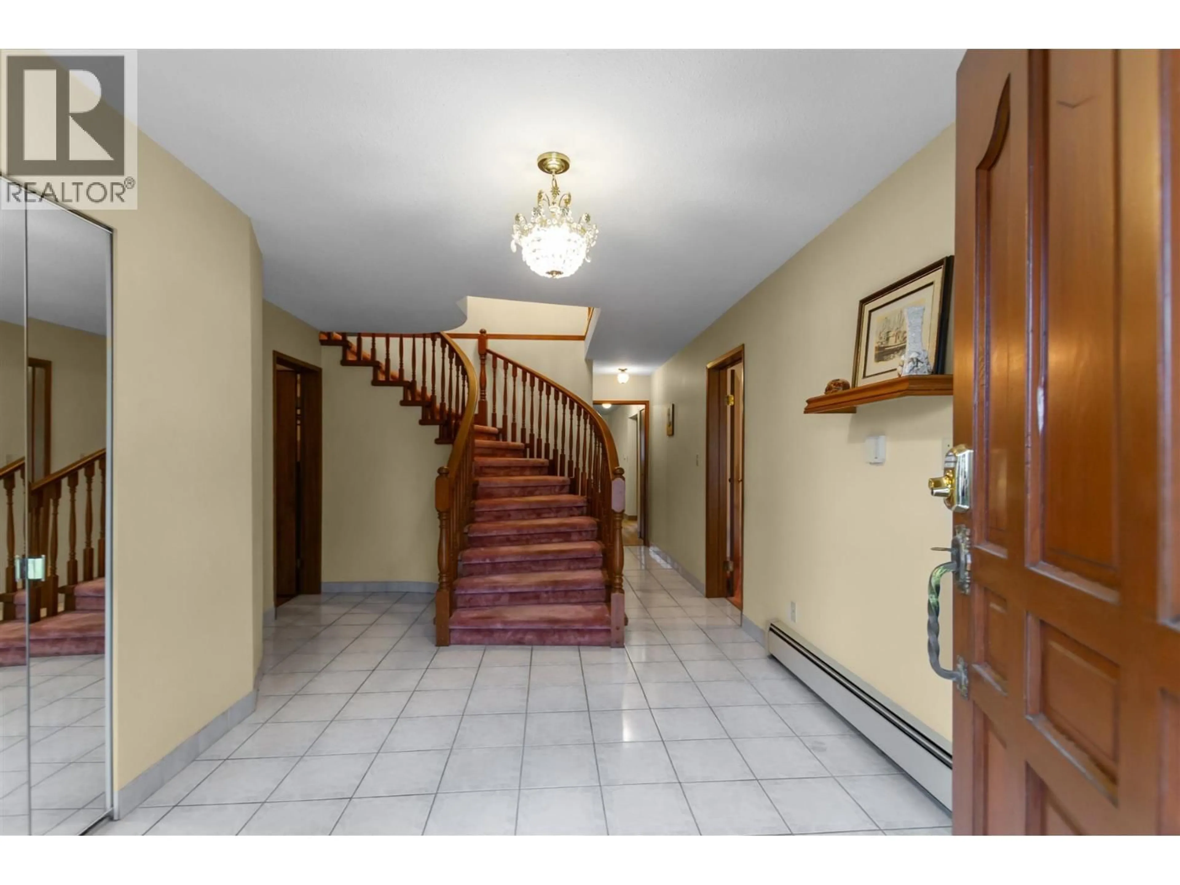 Indoor foyer for 4958 SIDLEY STREET, Burnaby British Columbia V5J1T5